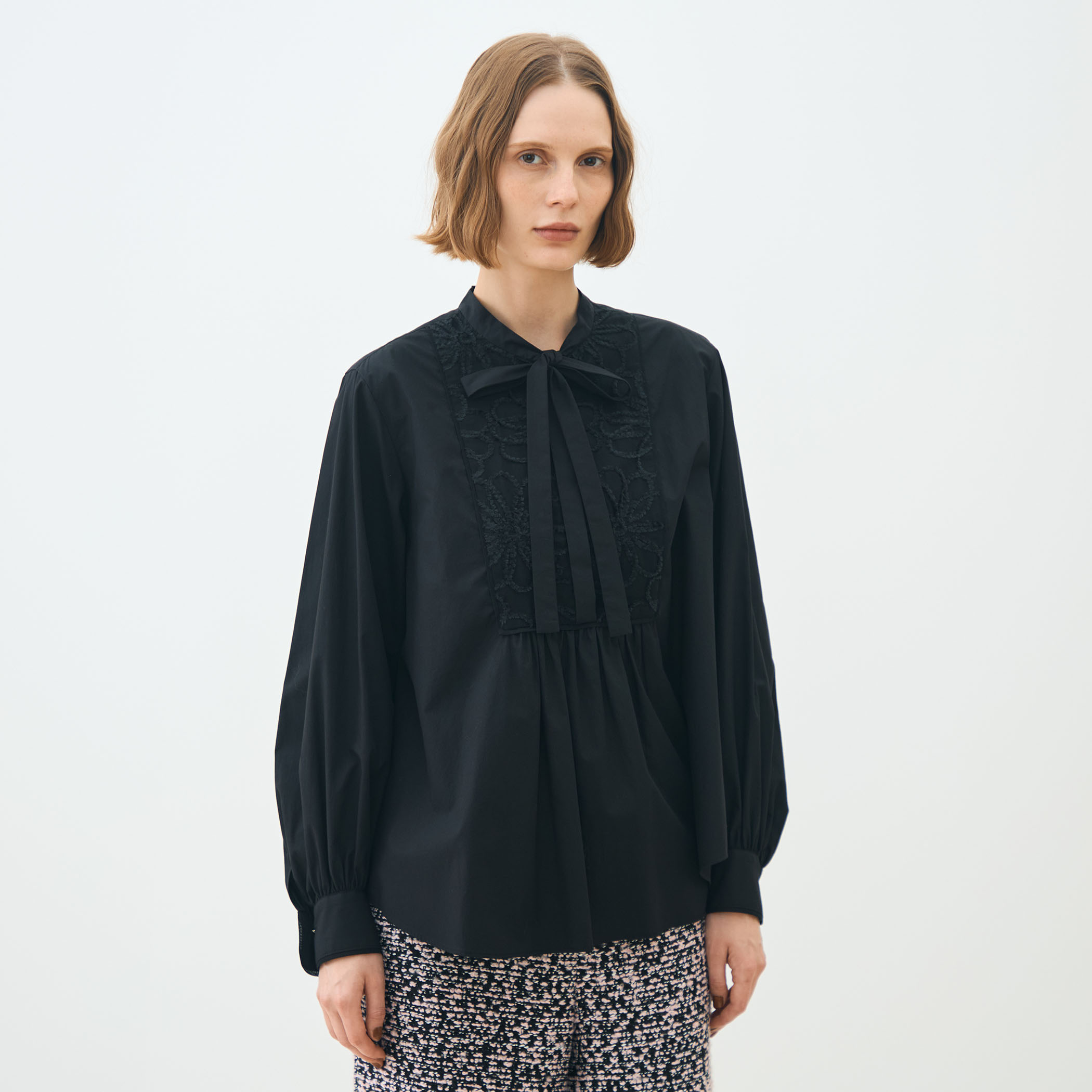ブラックコンビネーション ボウタイブラウス｜トゥモローランド 公式通販