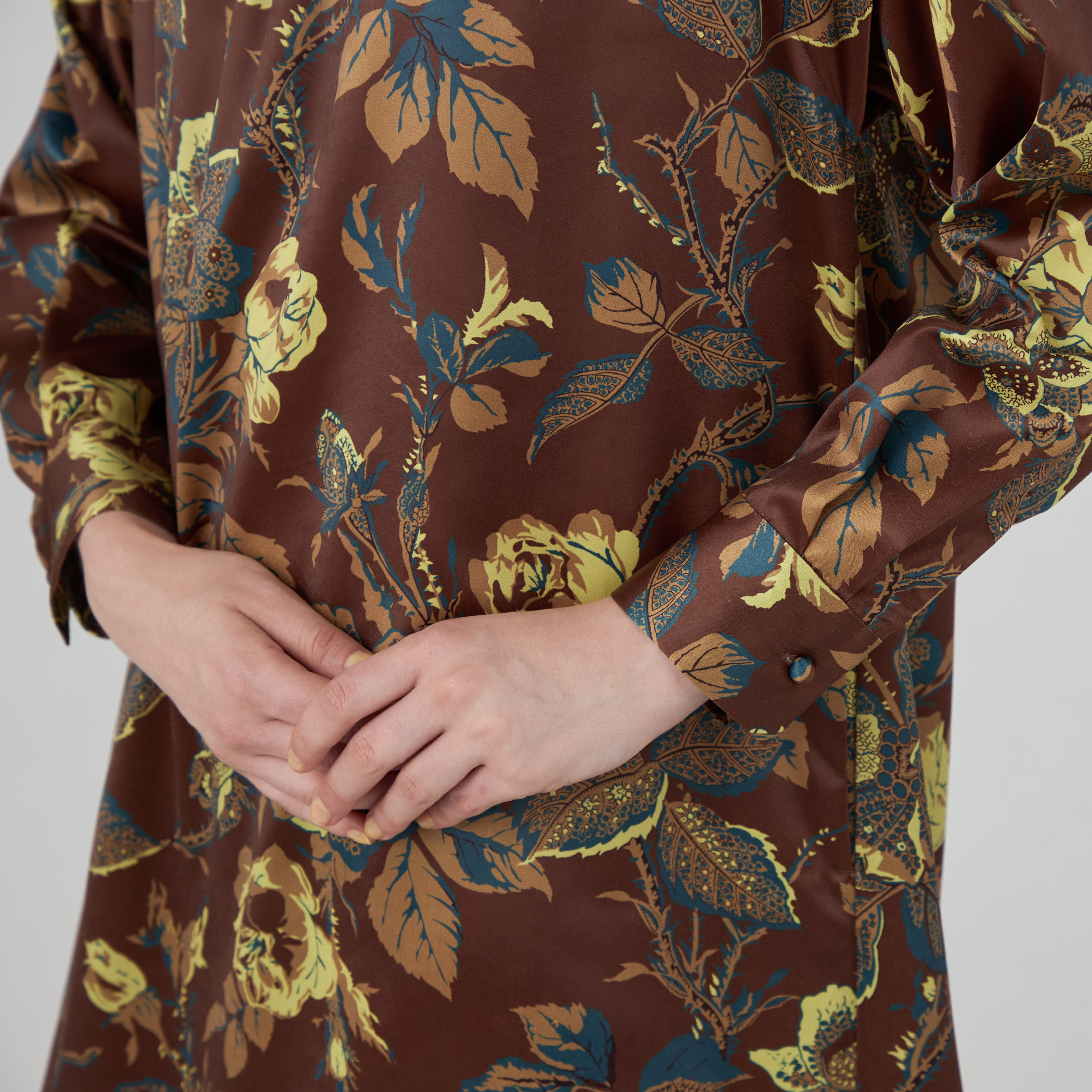 ポリエステルサテンプリント スタンドカラーワンピース