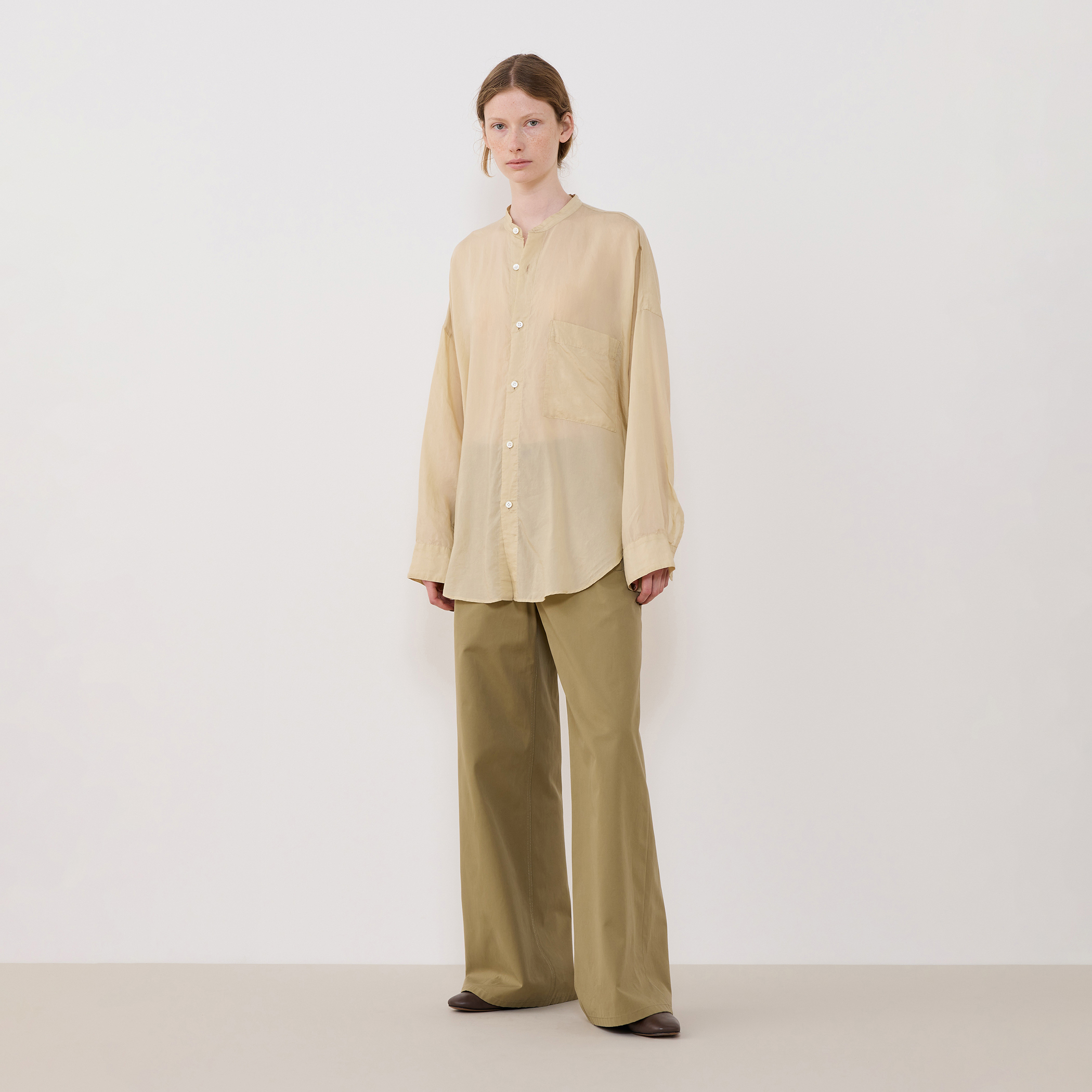 セルロースシルクブロード スタンドカラーシャツ｜トゥモローランド
