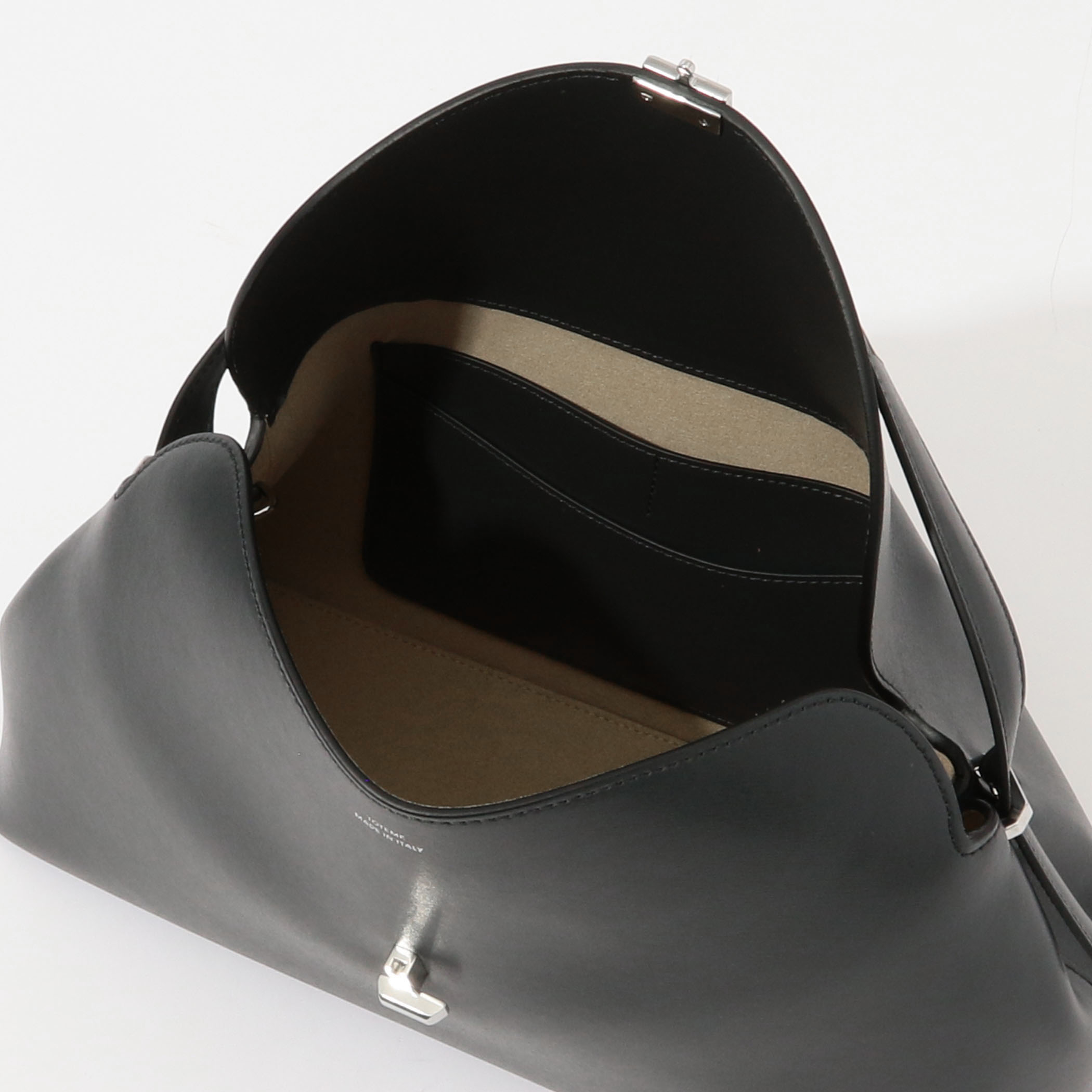 最終　新品未使用　トーテム　TOTEME T-Lock　ハンドバッグ　タン TOTEME T-Lock top ハンドバッグ｜トゥモローランド 公式通販