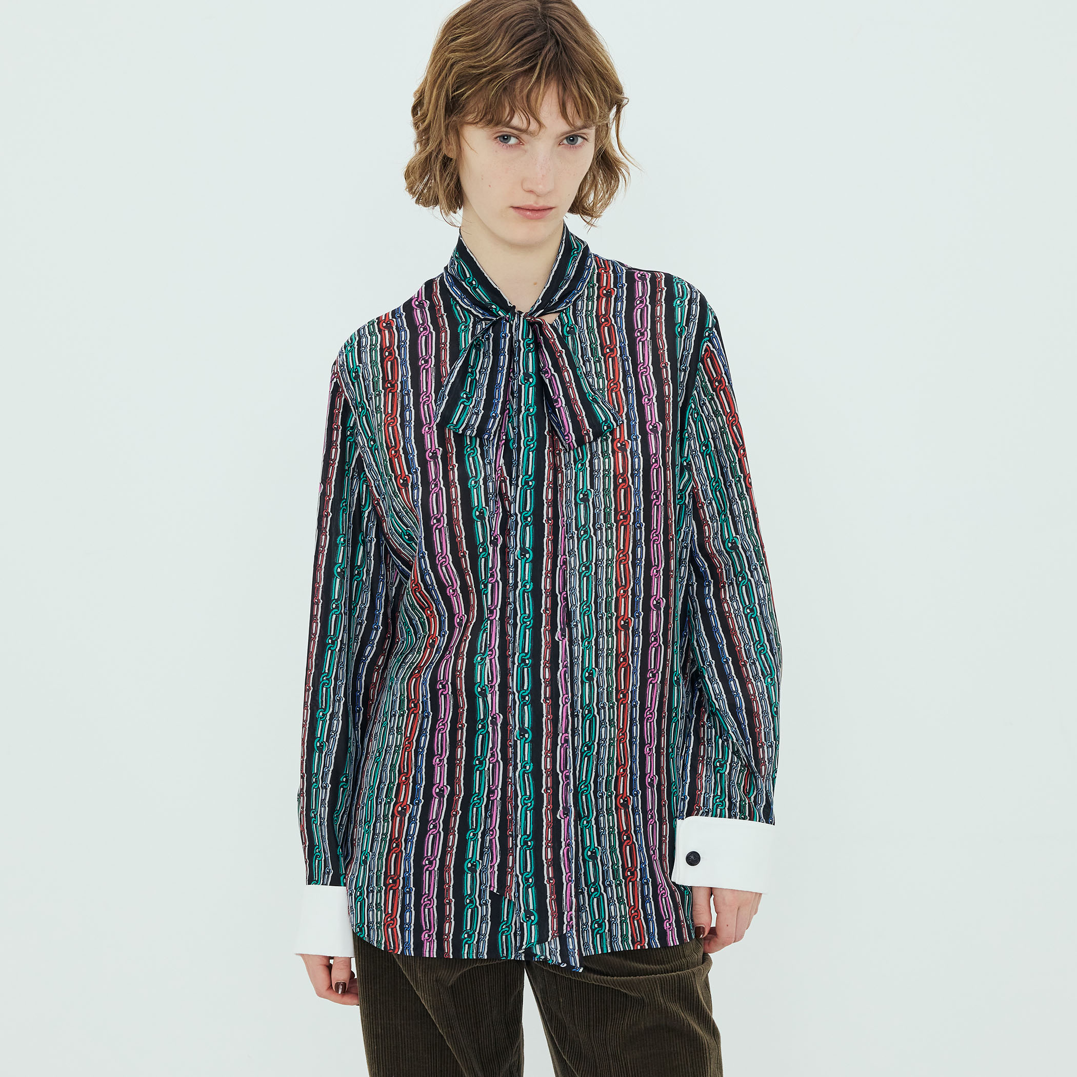 シルクツイル チェーンプリントボータイブラウス｜トゥモローランド