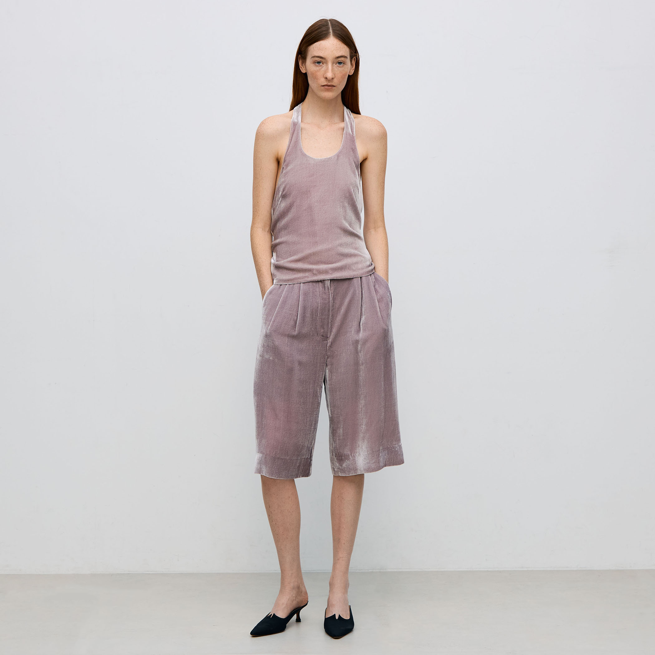 レーヨンシルクベルベット ホルターネックブラウス｜トゥモローランド