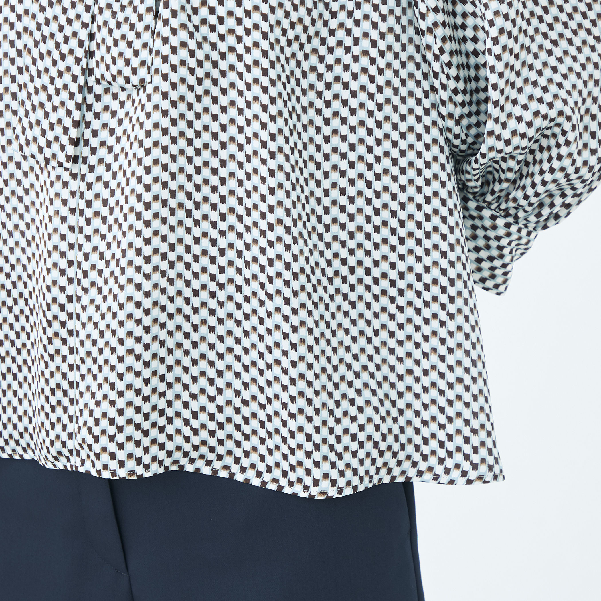 ラグスクエアプリント フリルネックブラウス｜トゥモローランド 公式通販