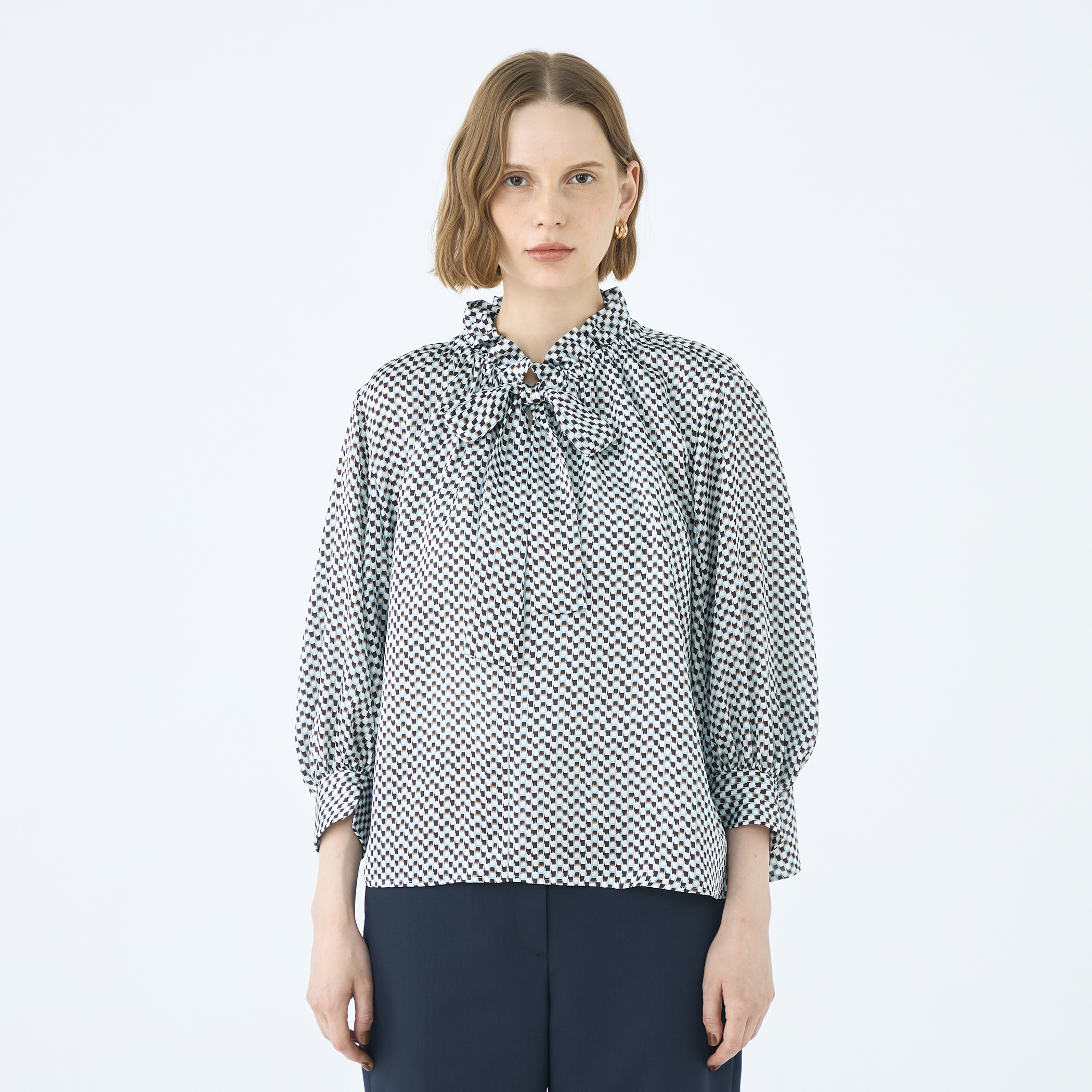 ラグスクエアプリント フリルネックブラウス｜トゥモローランド 公式通販