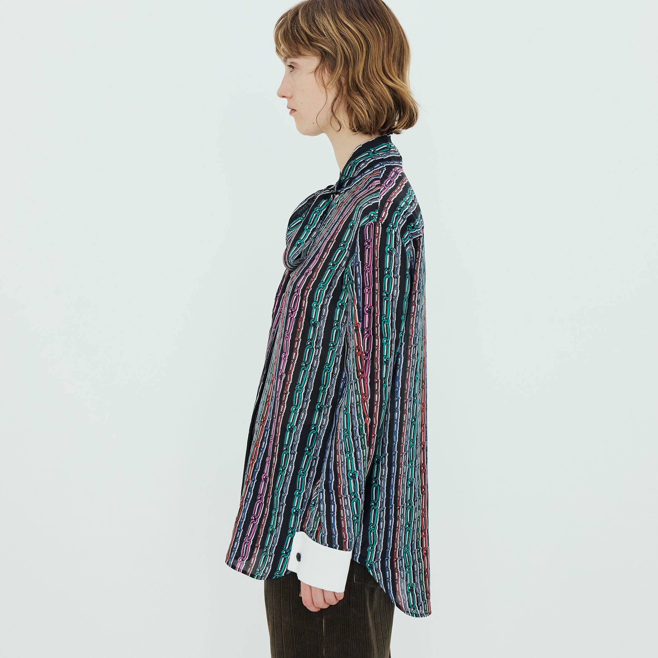 シルクツイル チェーンプリントボータイブラウス｜トゥモローランド