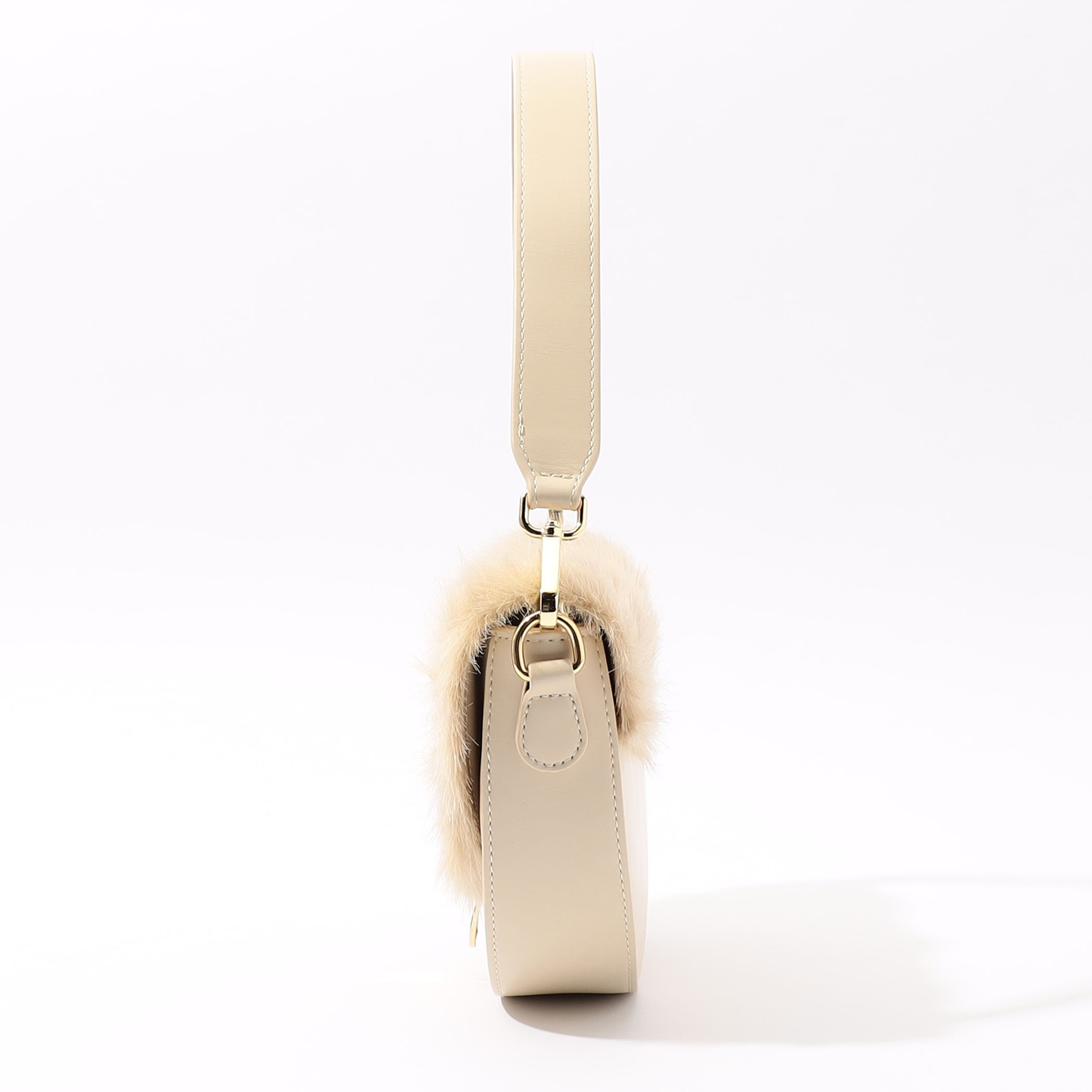 新品　tomorrowland ホワイトベージュ ファー バック お洒落 TOMORROWLAND フラップ フェイクファーバッグ｜トゥモローランド