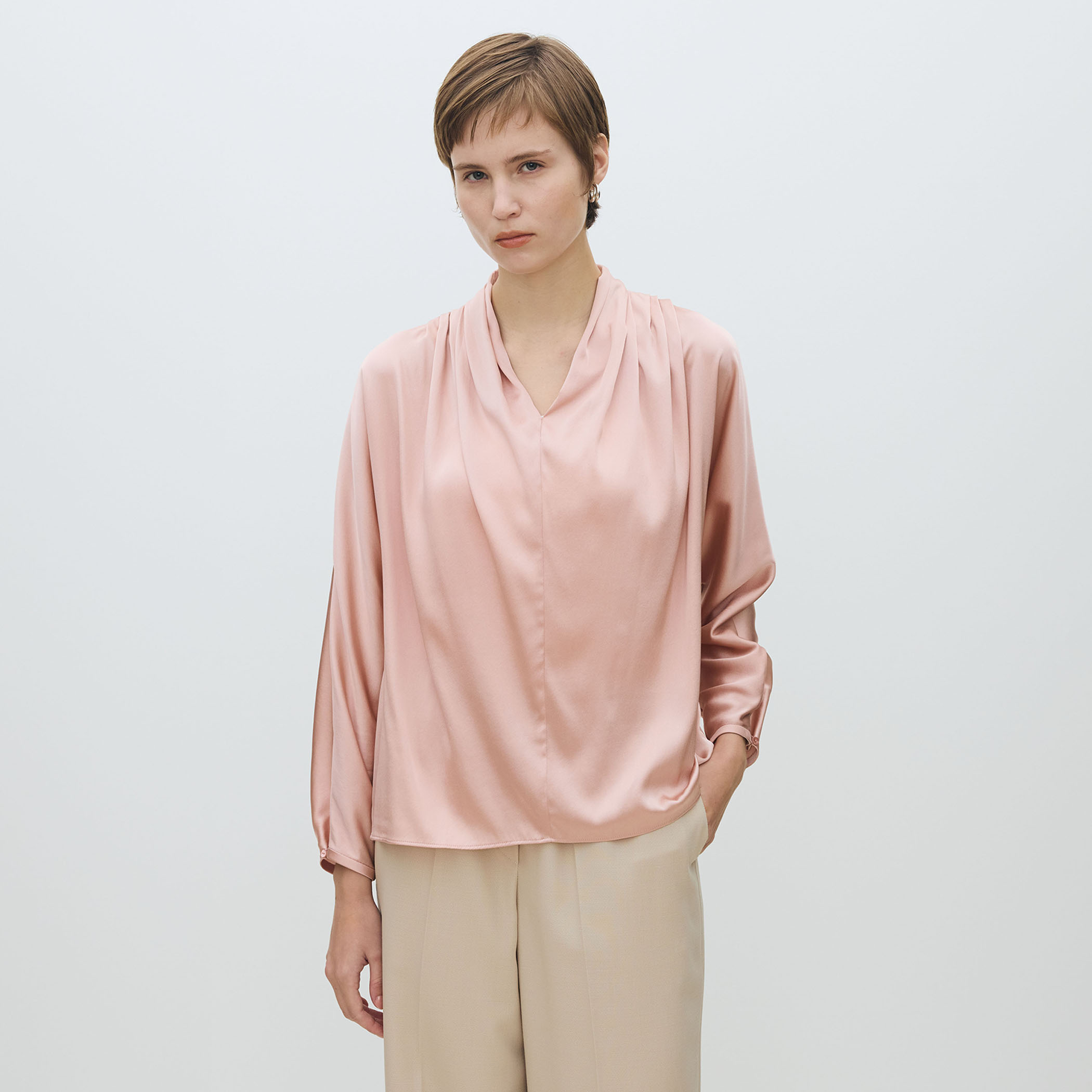 トゥモローランド　サテンブラウス　光沢　プルオーバー　ピンク　長袖　クルーネック ウォッシャブルサテン ドレープブラウス｜トゥモローランド 公式通販