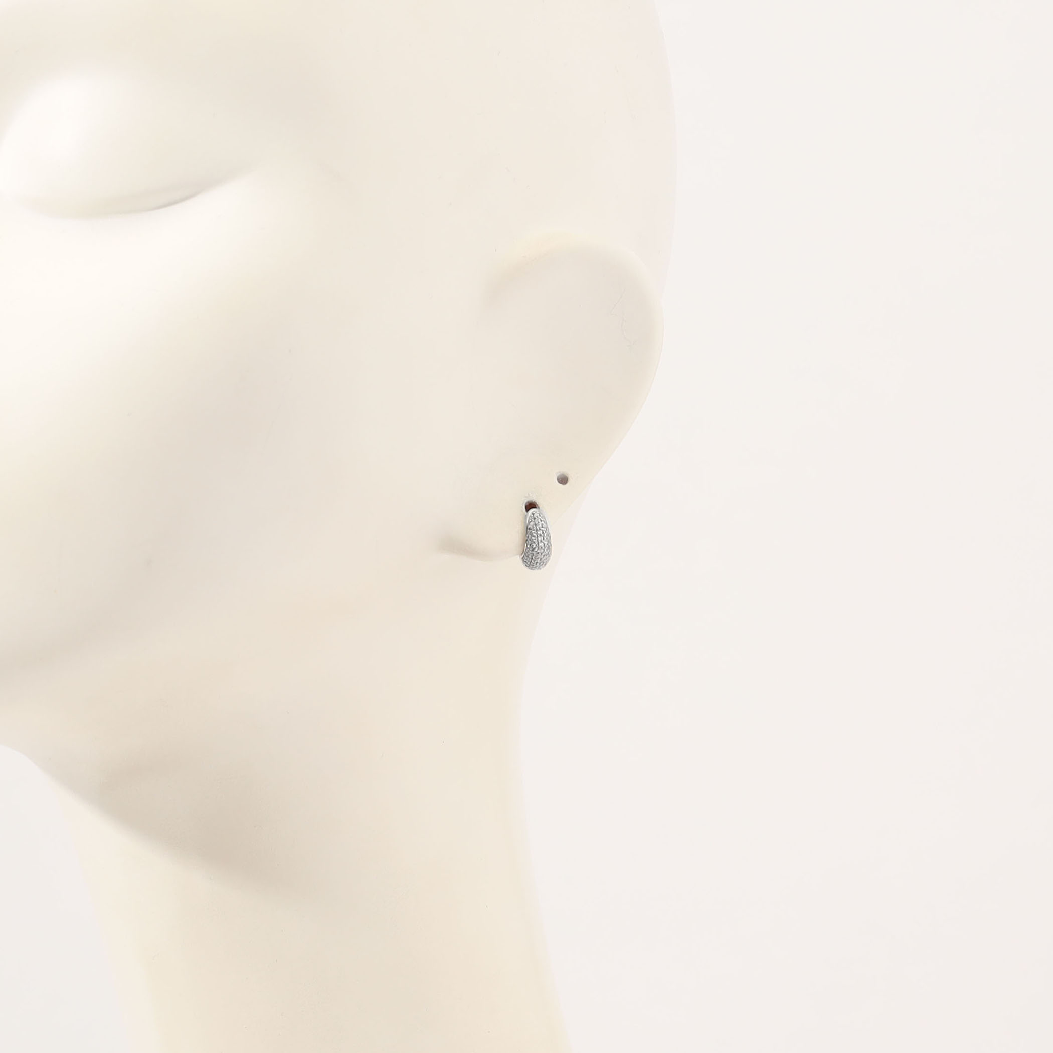 【Tom Wood】Ice Huggies Pave/ピアス /ユニセックス TOM WOOD Ice Huggies Pave｜トゥモローランド 公式通販