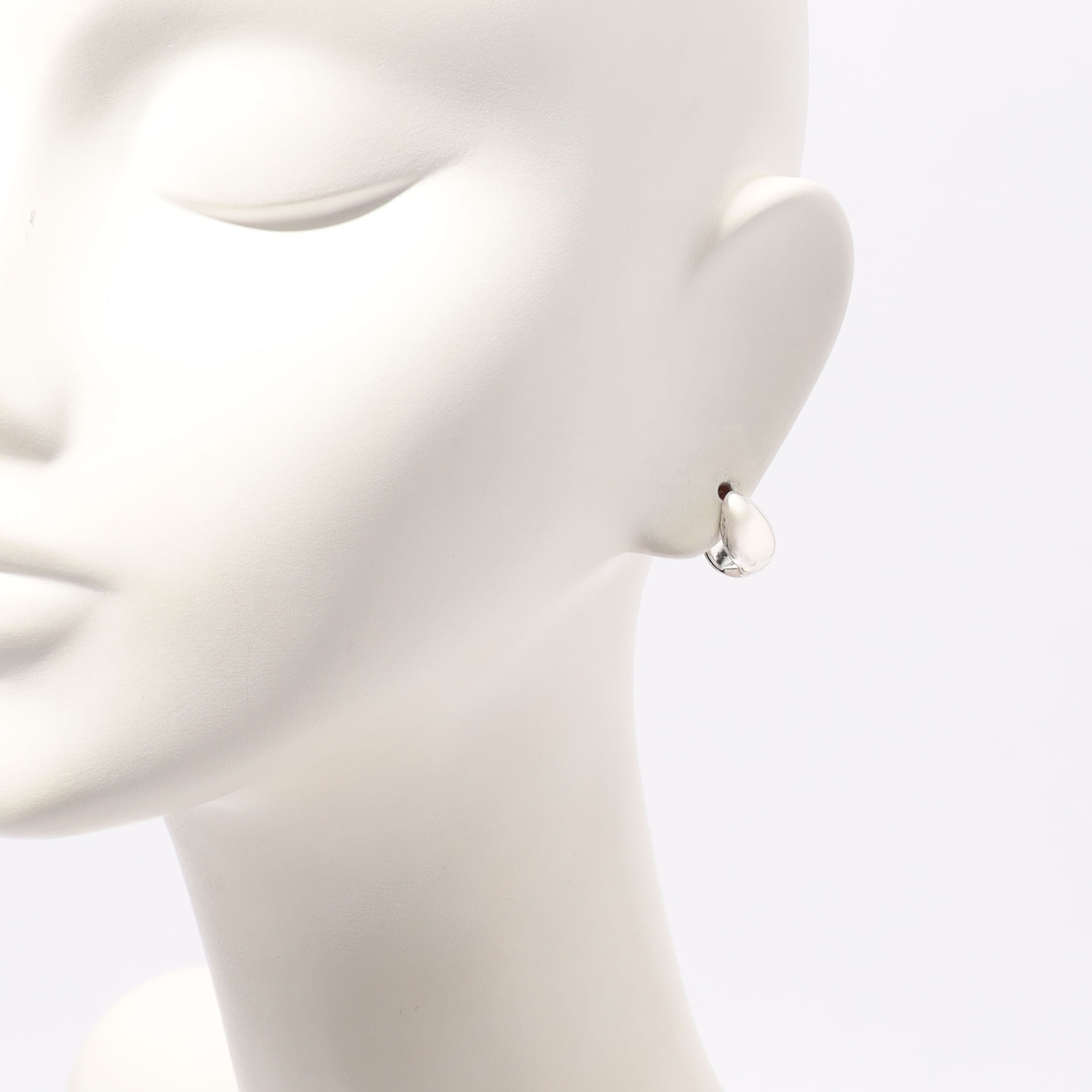 Kara Yoo ALMOND HUGGIE フープピアス｜トゥモローランド 公式通販