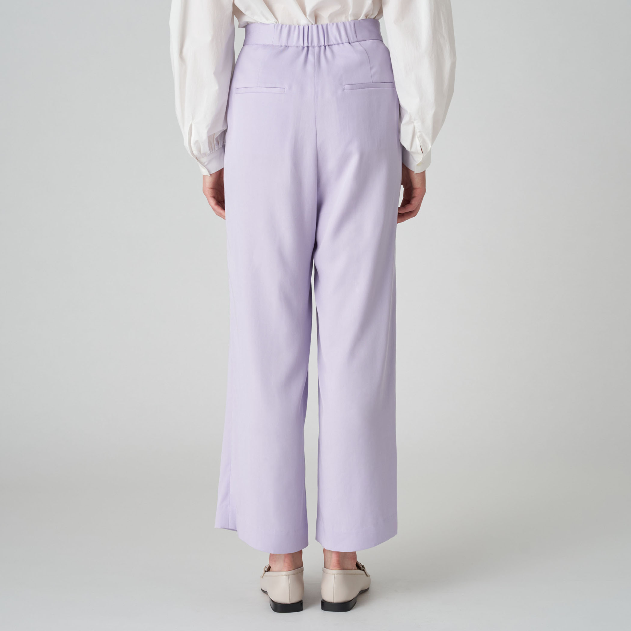 グロッシーツイル タックストレートパンツ｜トゥモローランド