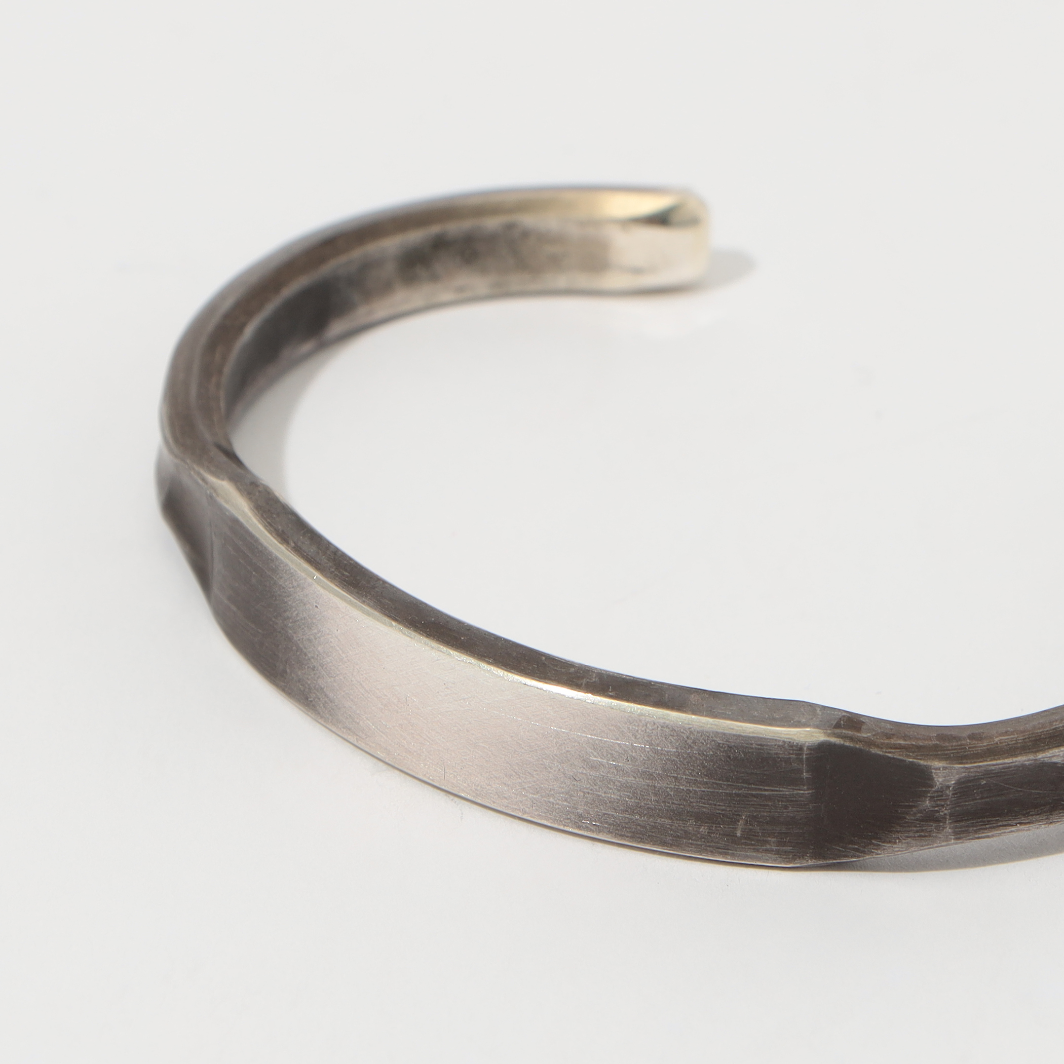 STUDEBAKER METALS ID CUFF シルバーバングル｜トゥモローランド 公式通販