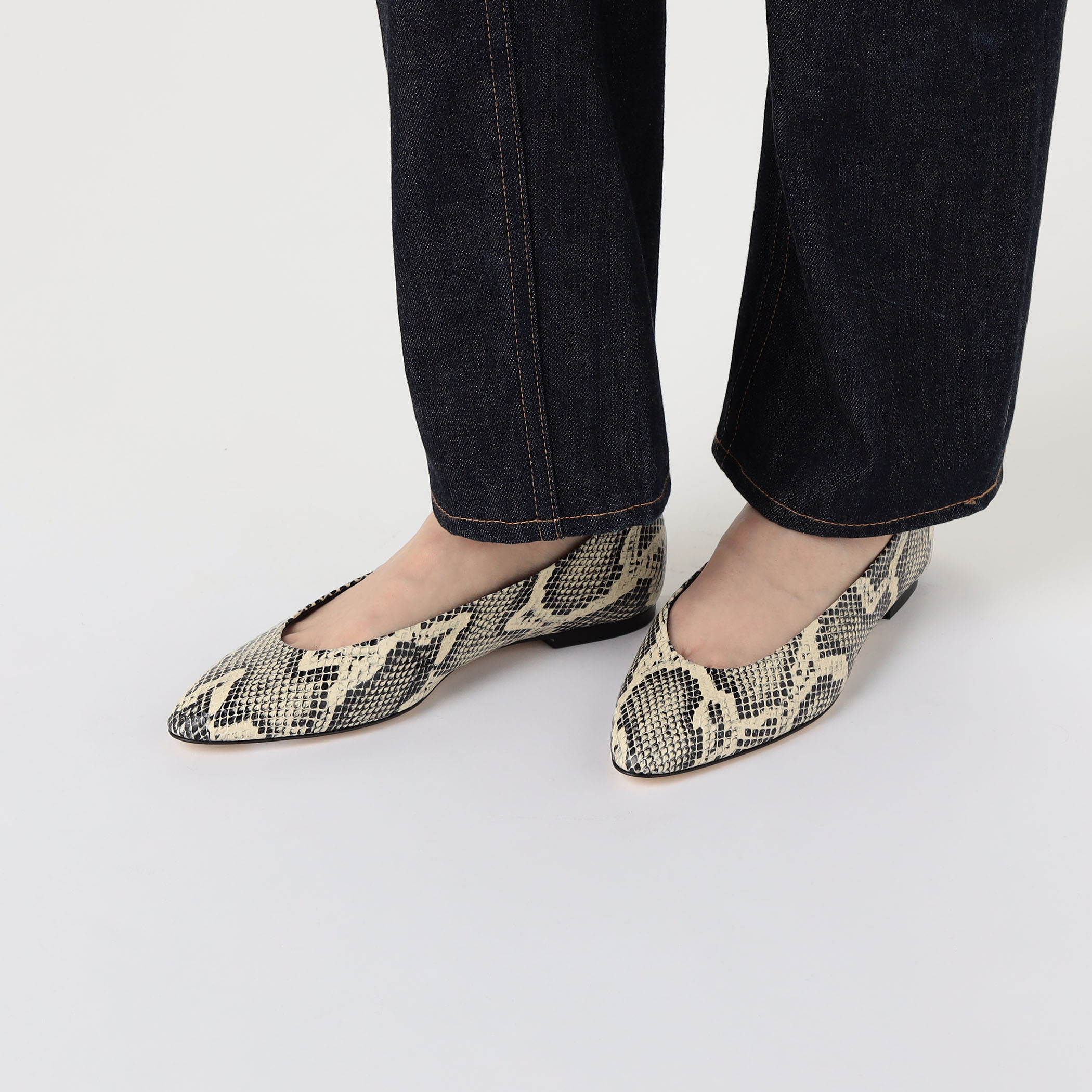 Aeyde Ellie Almond-Toe フラットシューズ｜トゥモローランド 公式サイト