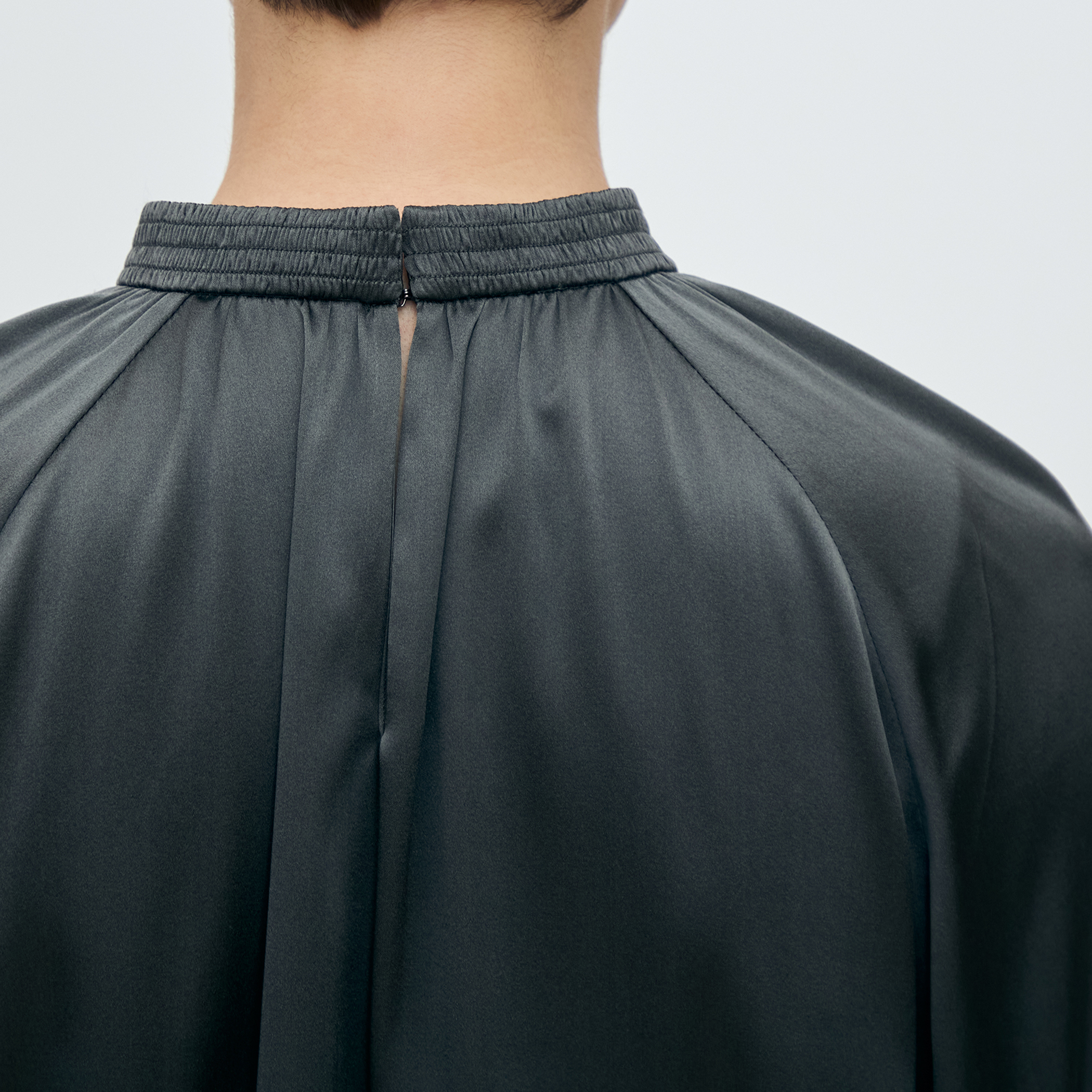 ウォッシャブルシルク シャーリングカラーブラウス｜トゥモローランド