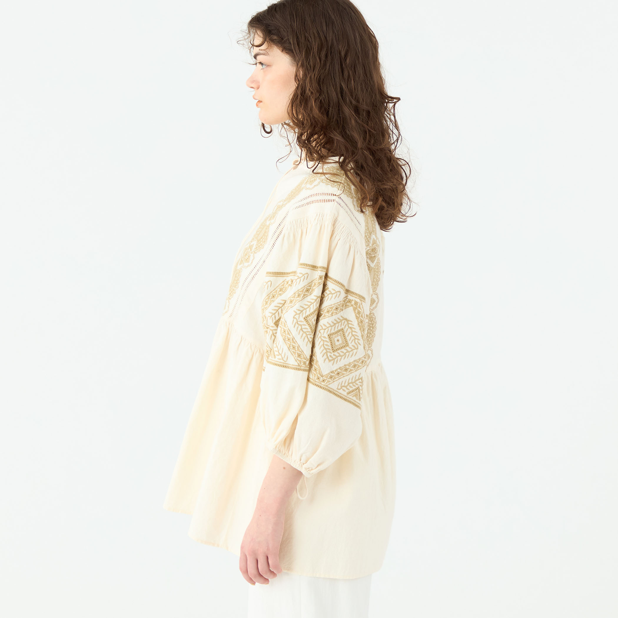 コットンエンブロイダリー ボリュームスリーブブラウス