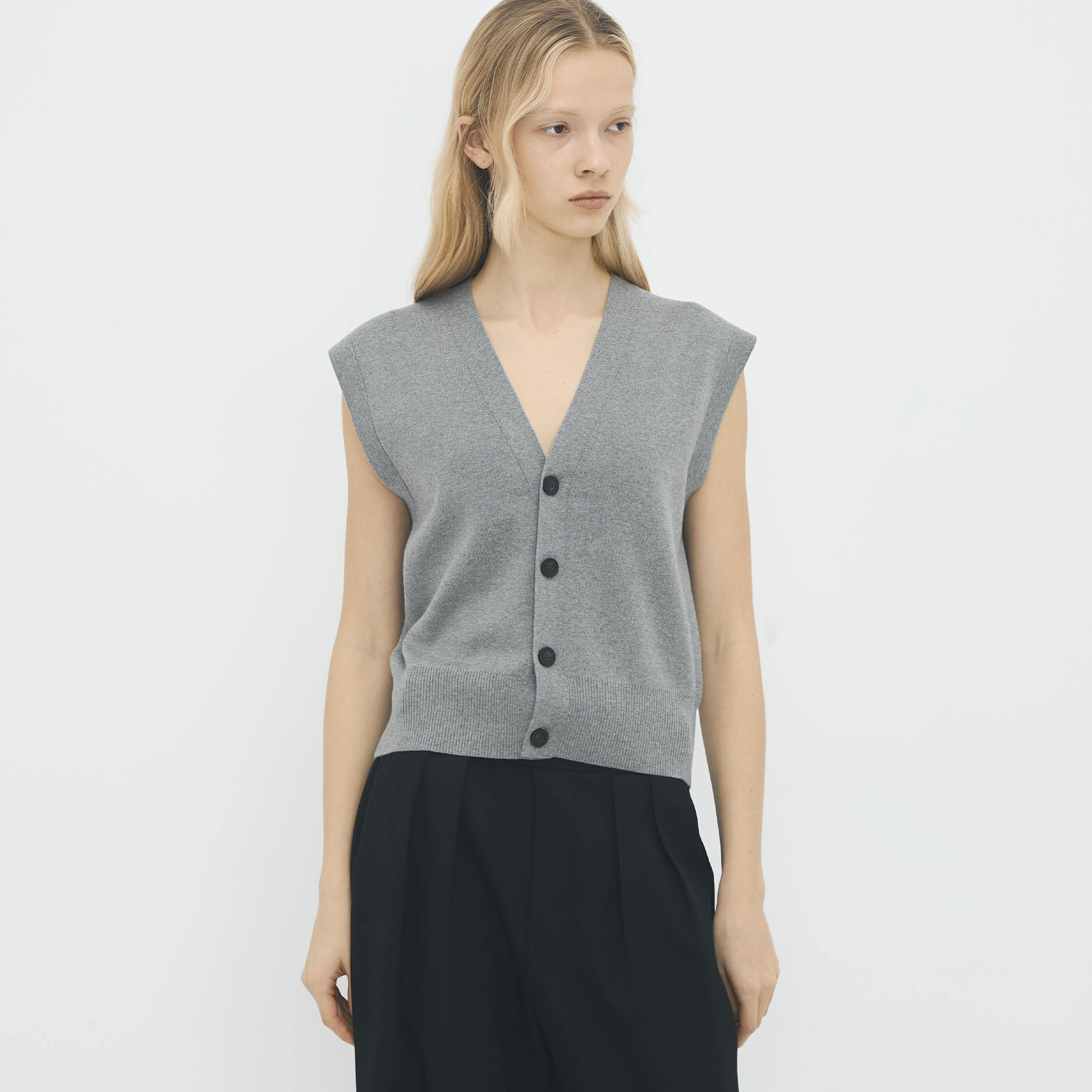 コットンカシミヤ Vネックドロップショルダーベスト｜トゥモローランド