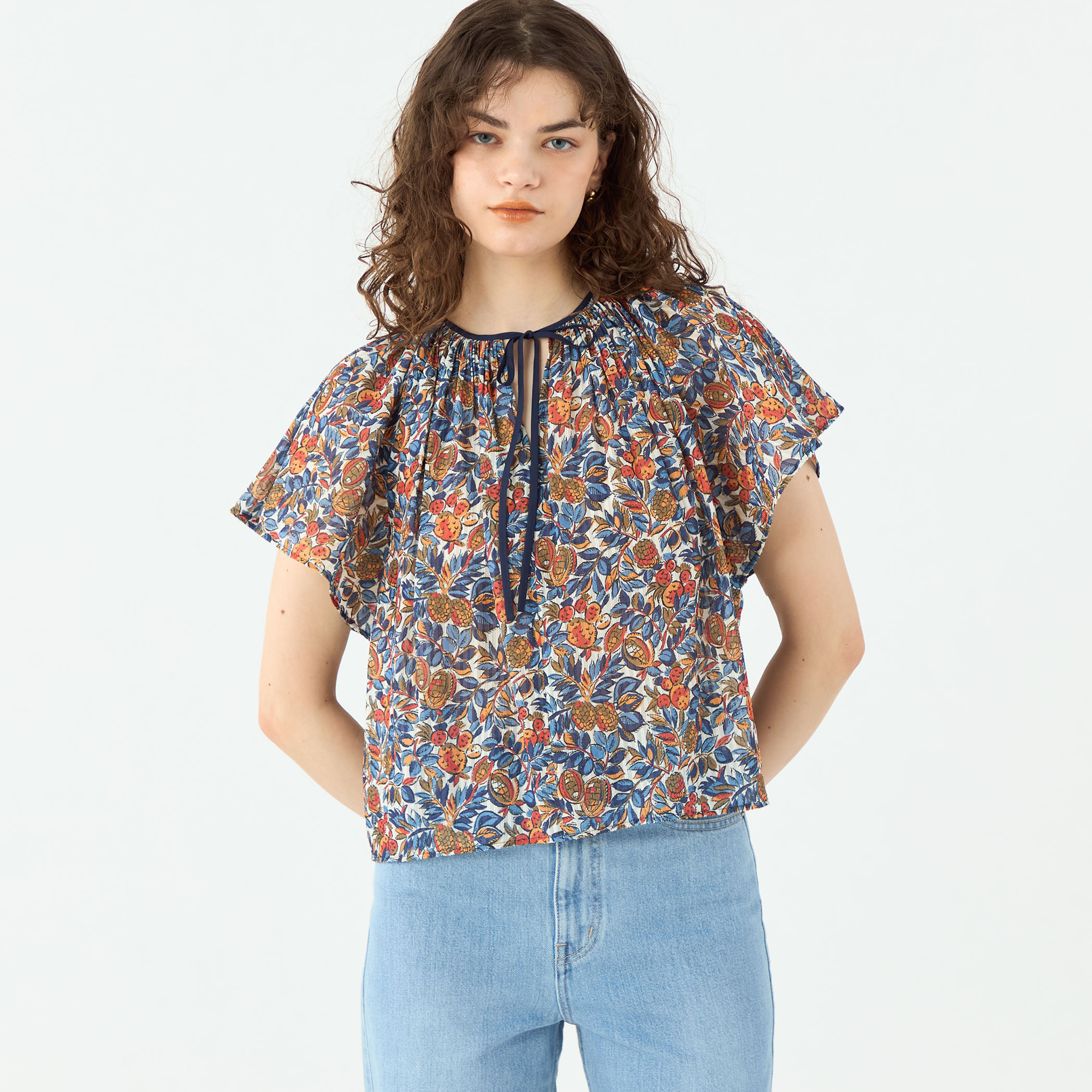 ポリエステルプリント ギャザーフレアブラウス｜トゥモローランド 公式通販