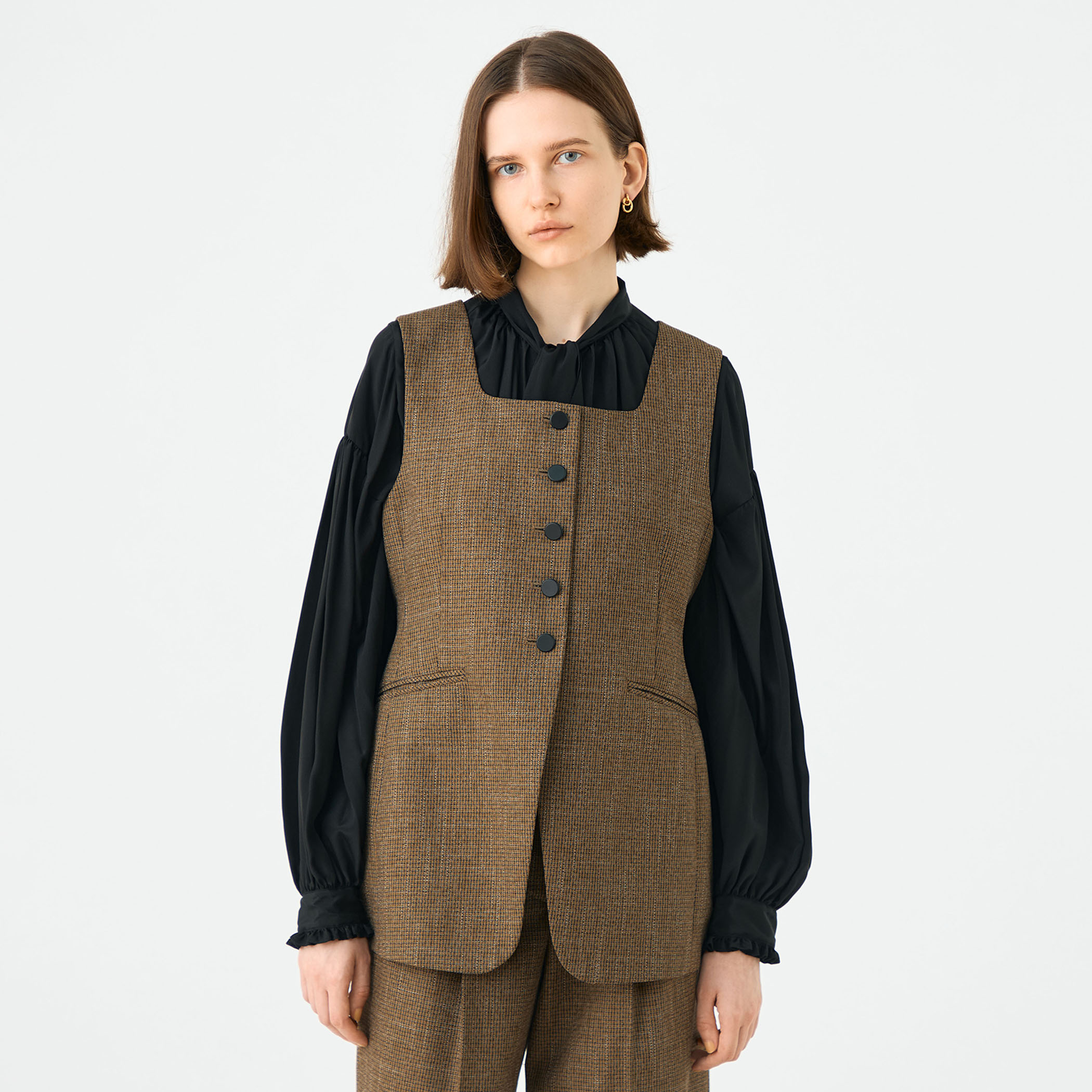 Tiffany スクエアネックジレ｜トゥモローランド 公式通販