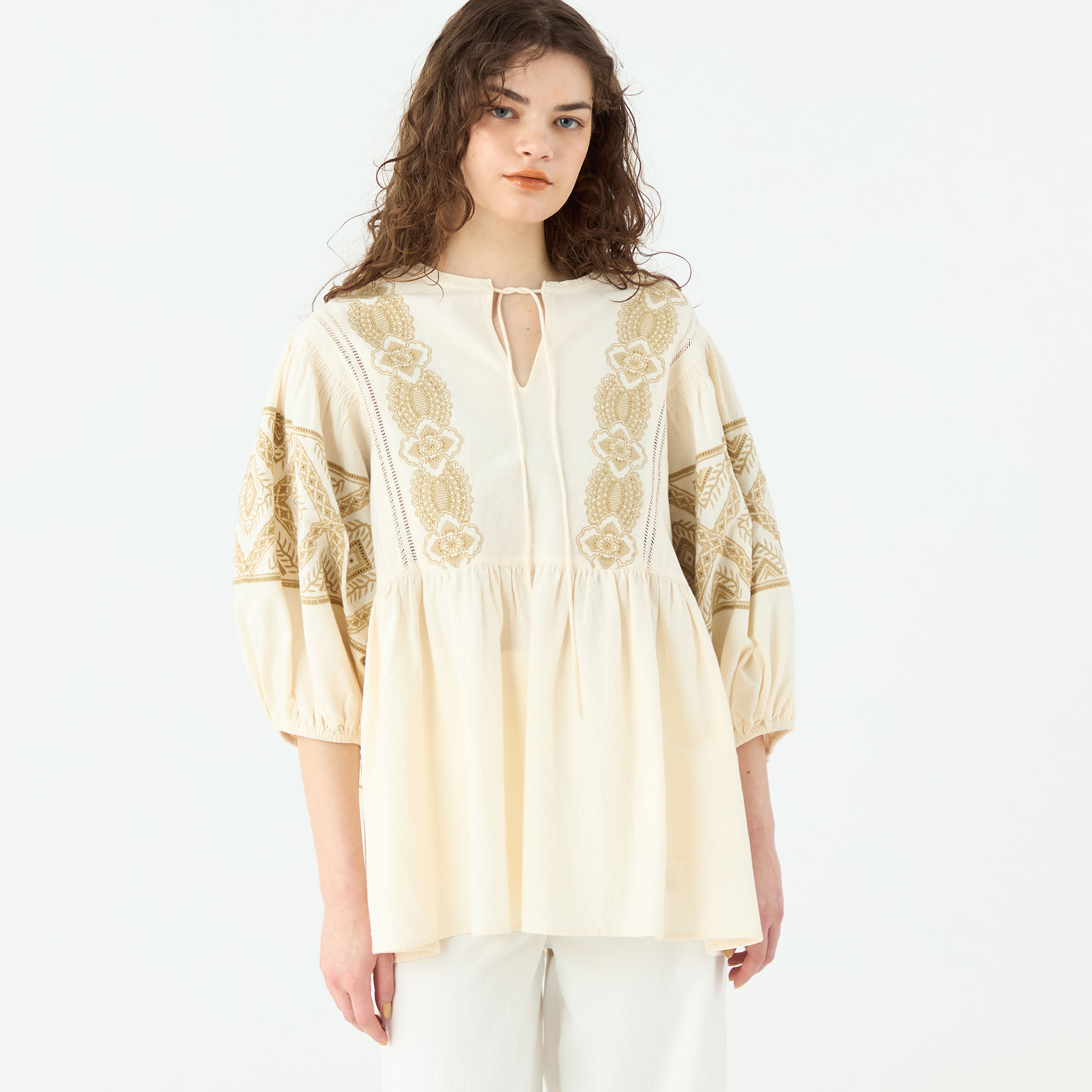 コットンエンブロイダリー ボリュームスリーブブラウス