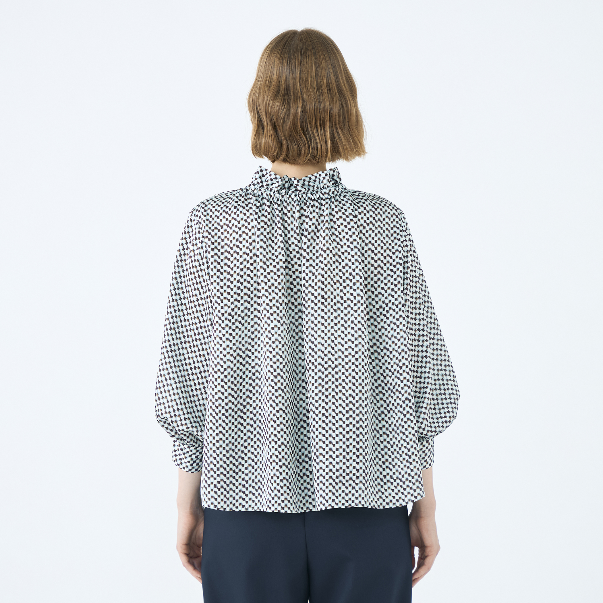 ラグスクエアプリント フリルネックブラウス｜トゥモローランド