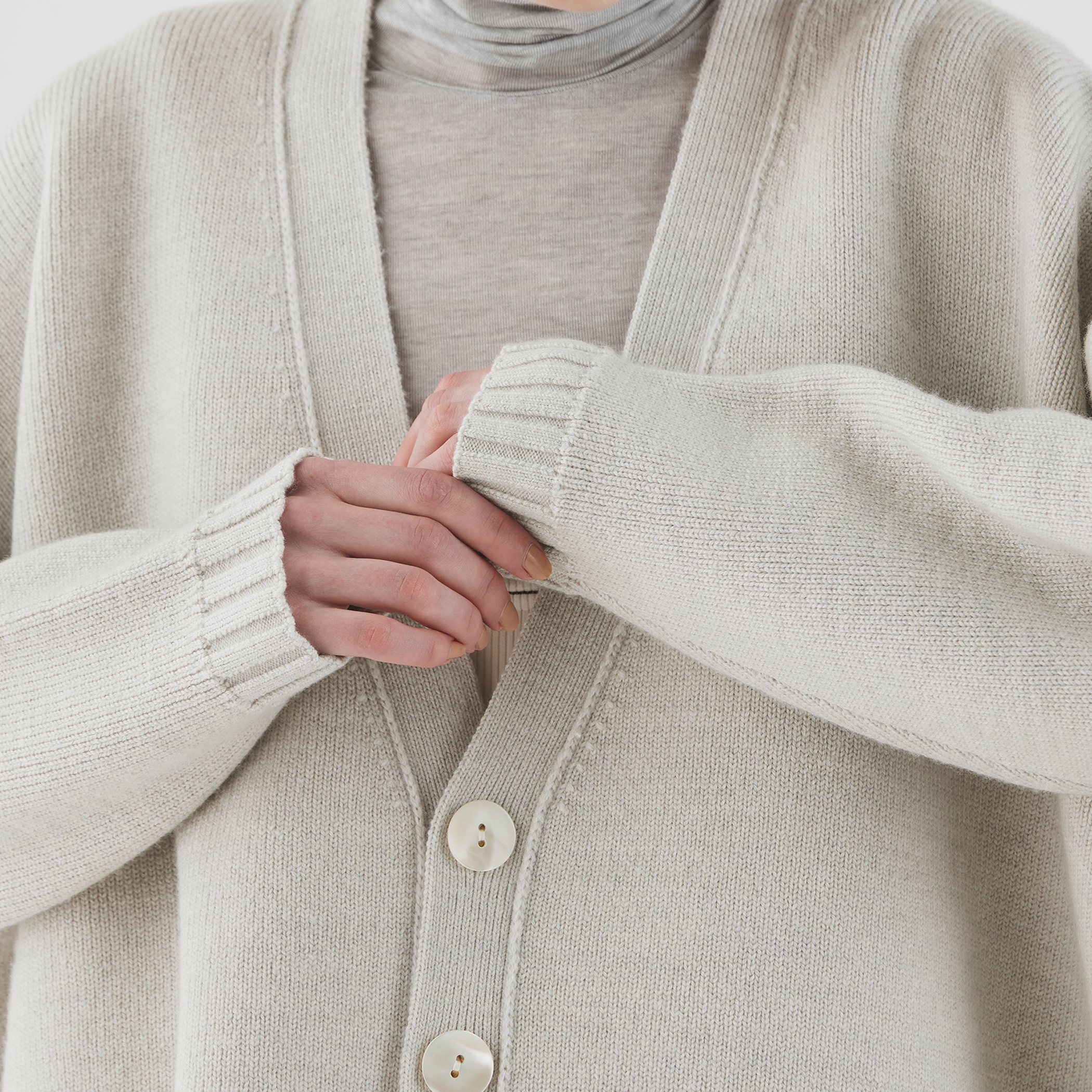 ウーステッドダブルフェイス Vネックカーディガン｜トゥモローランド