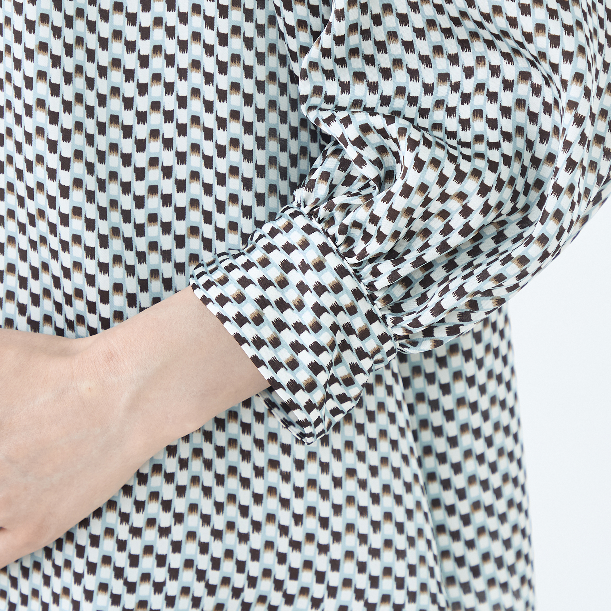 ラグスクエアプリント フリルネックブラウス｜トゥモローランド 公式通販