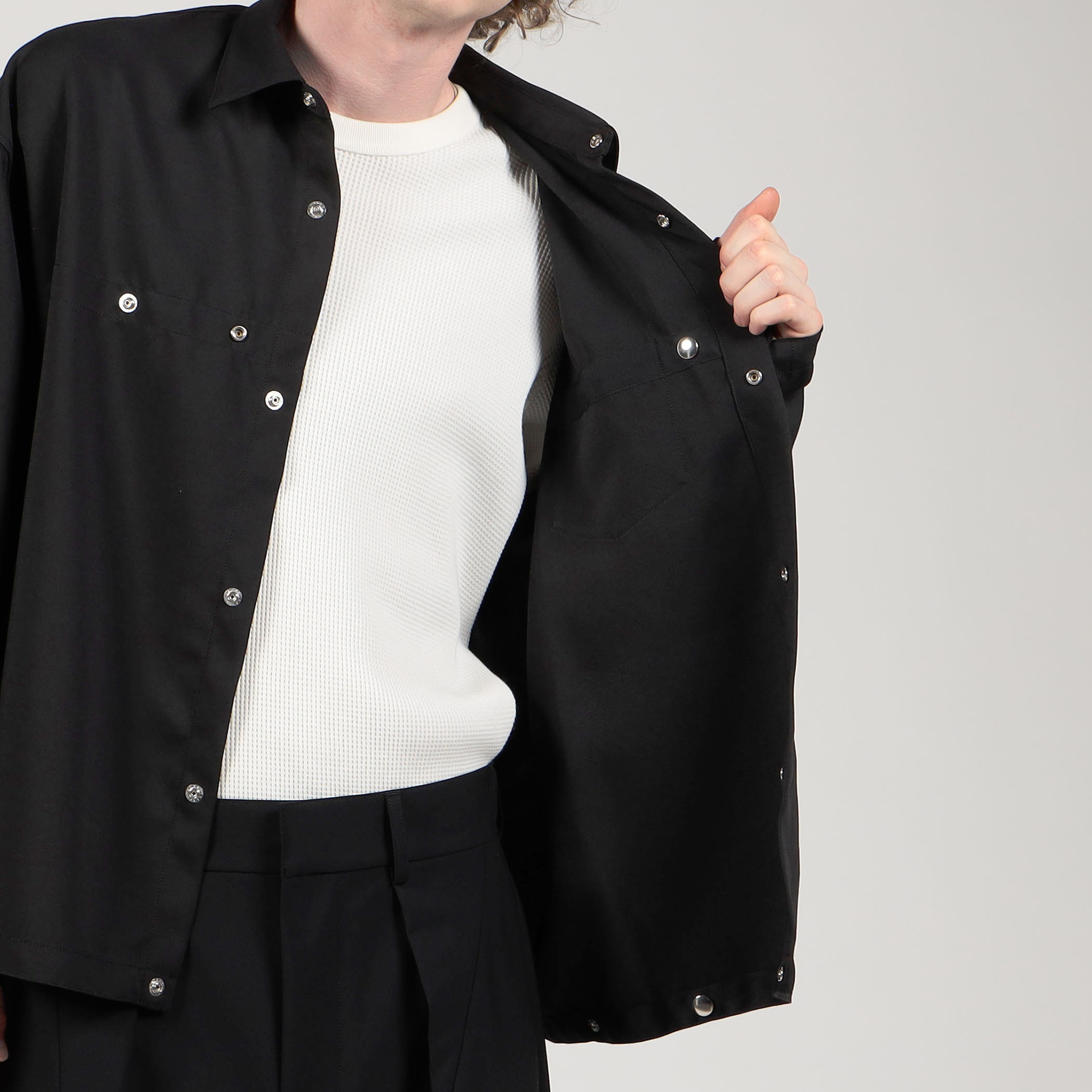 ALMOSTBLACK BUTTON ADJUST DRESS SHIRT｜トゥモローランド 公式通販