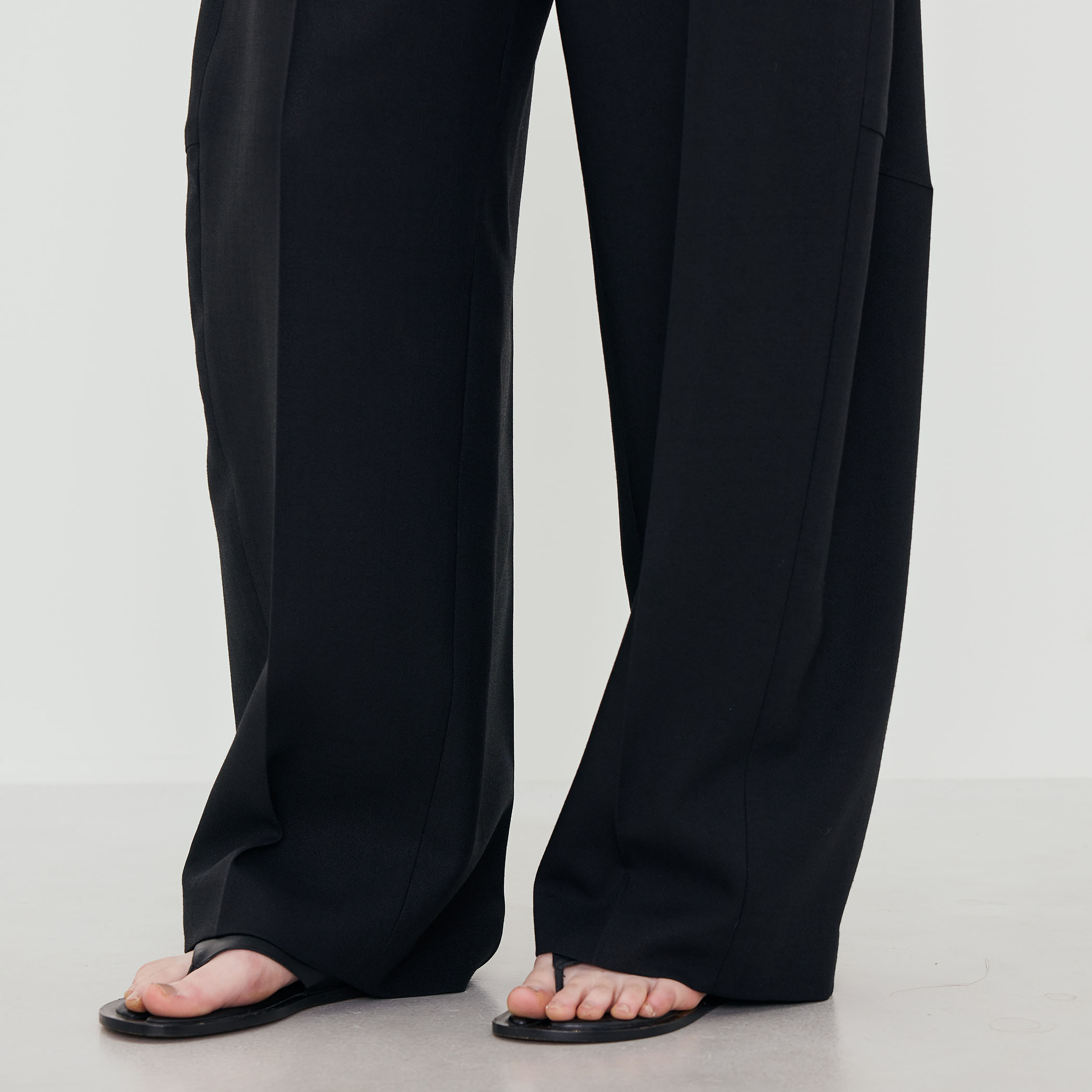 HYKE SAILOR BARREL-LEG PANTS バレルパンツ｜トゥモローランド 公式サイト