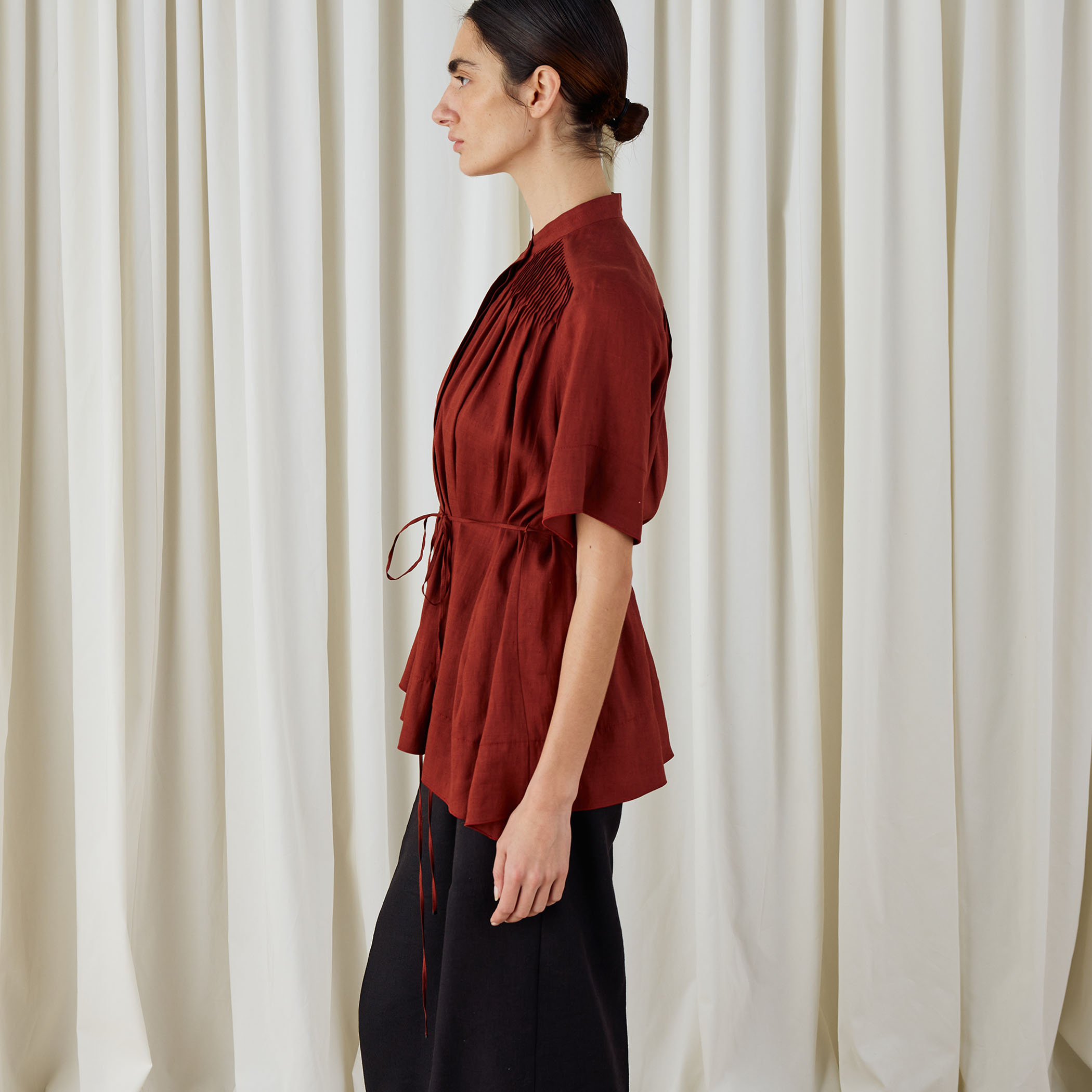 シルクリネンクロス アシンメトリーヘムブラウス｜トゥモローランド