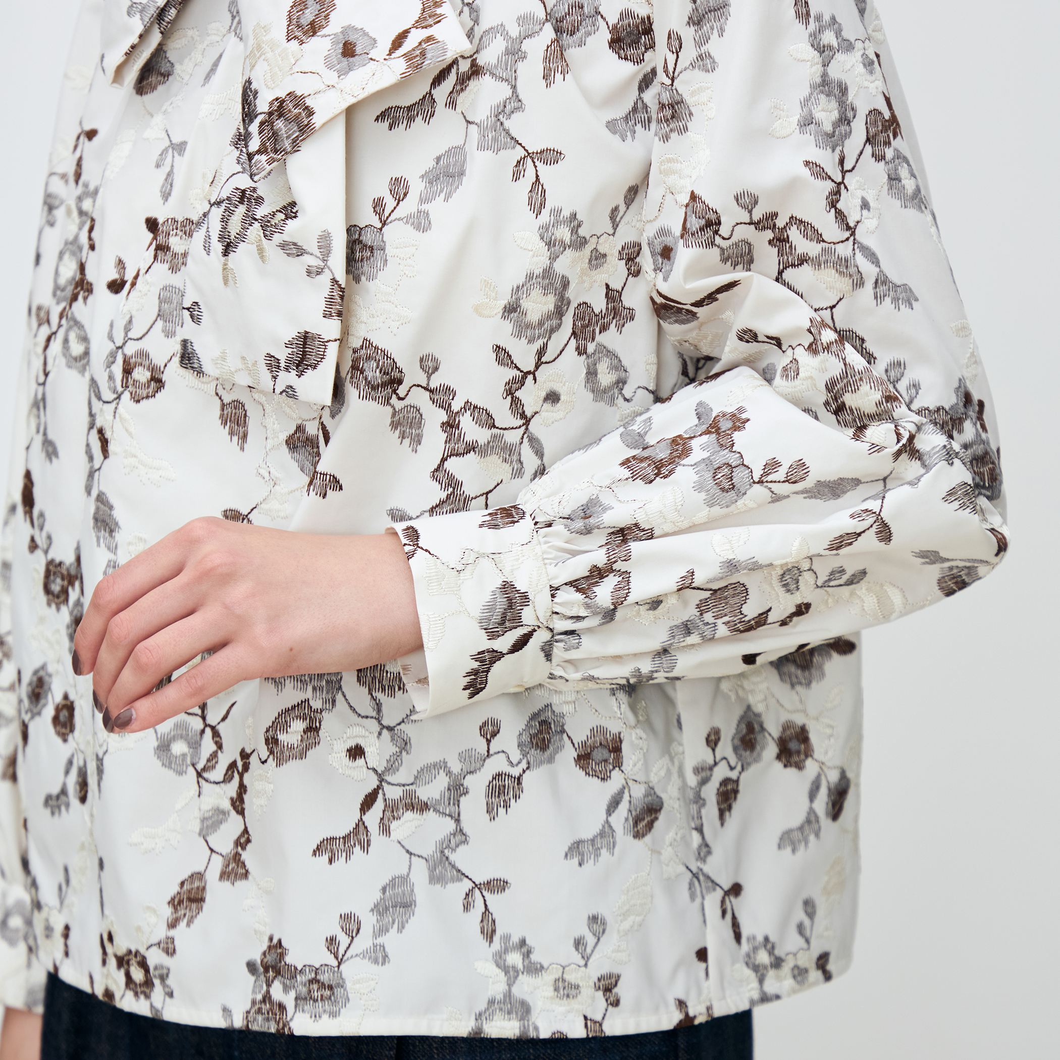 タフタフラワーエンブロイダリー ボリュームボウタイブラウス