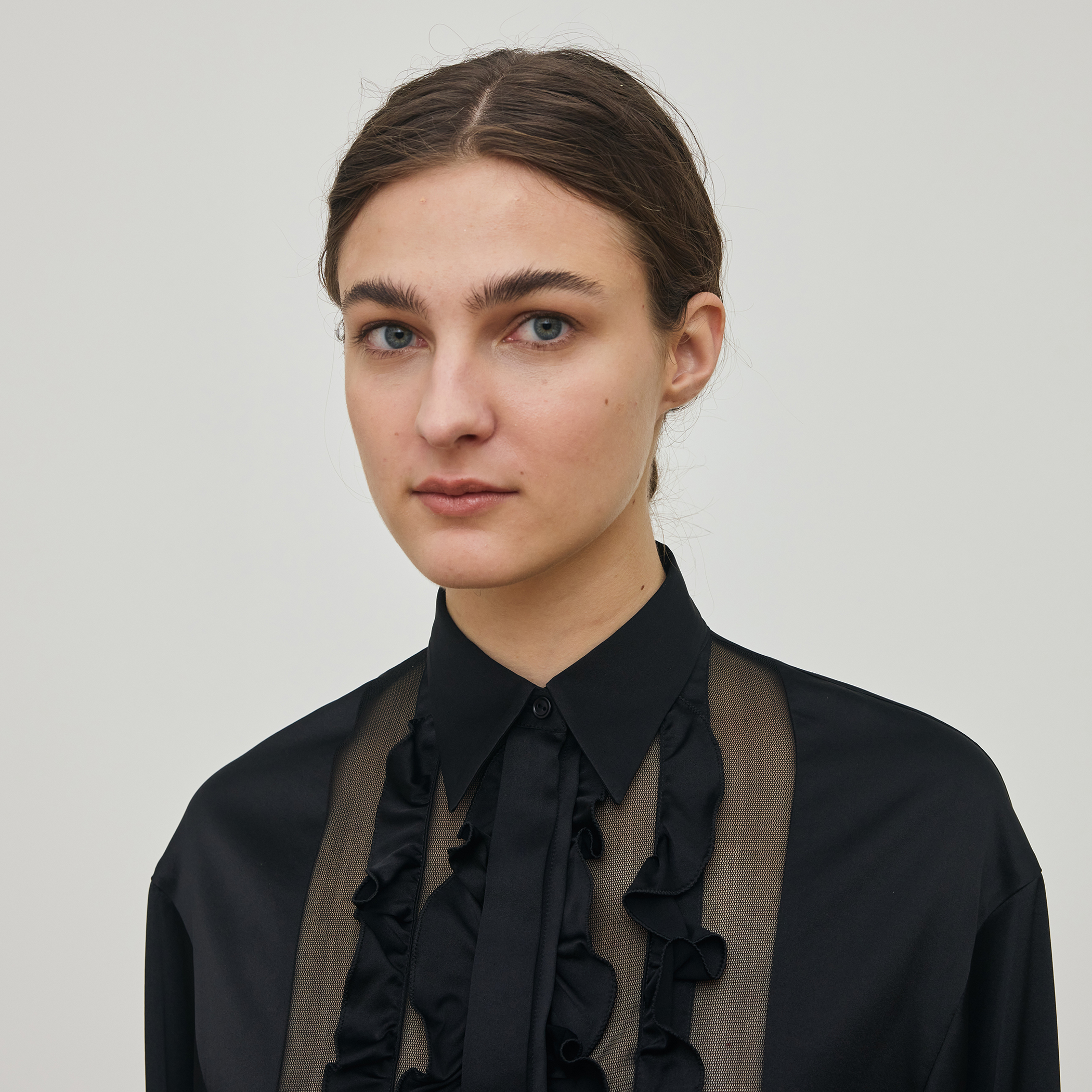 シルクサテン ラッフルシャツ｜トゥモローランド 公式通販