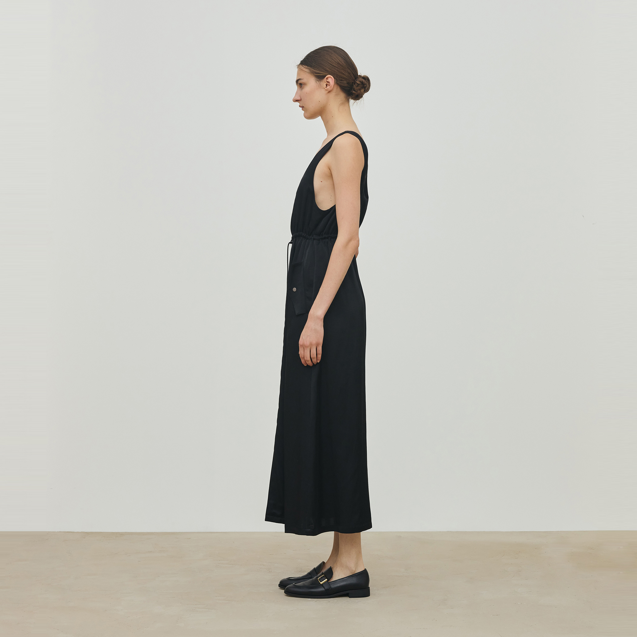 ロイヤルサテン ノースリーブドレス｜トゥモローランド 公式通販