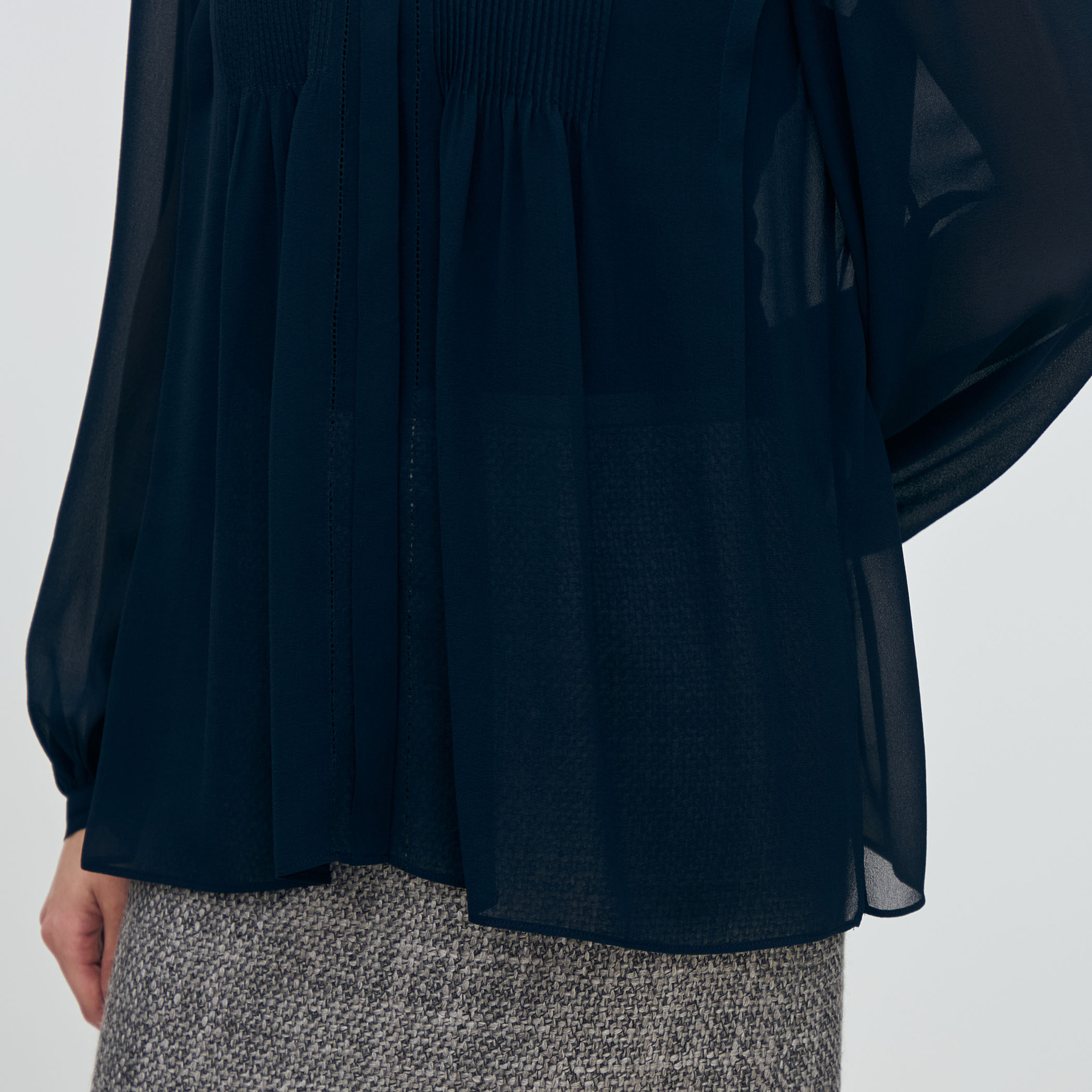 シルクシフォン ピンタックブラウス｜トゥモローランド 公式通販