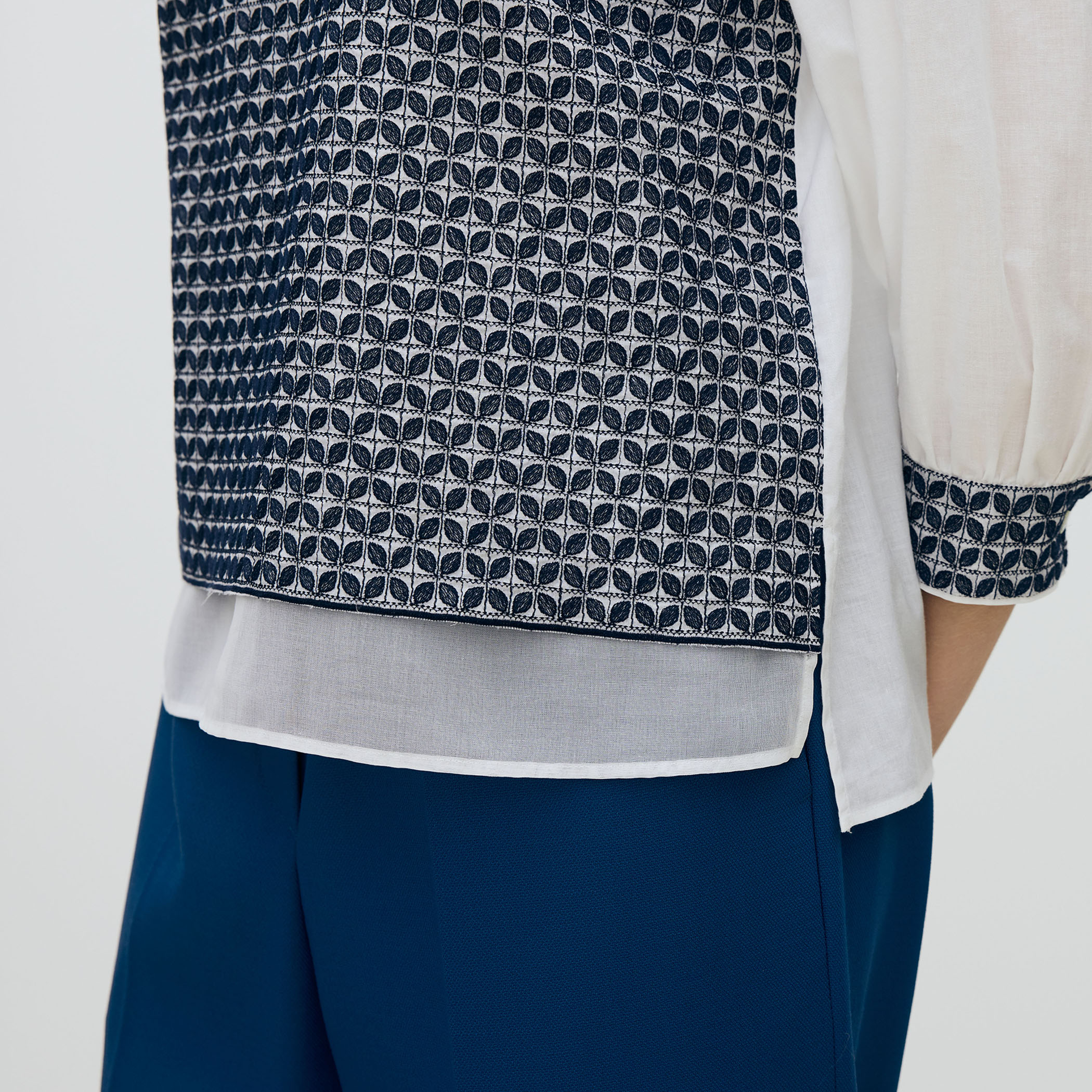 リーフエンブロイダリー コンビプルオーバーブラウス