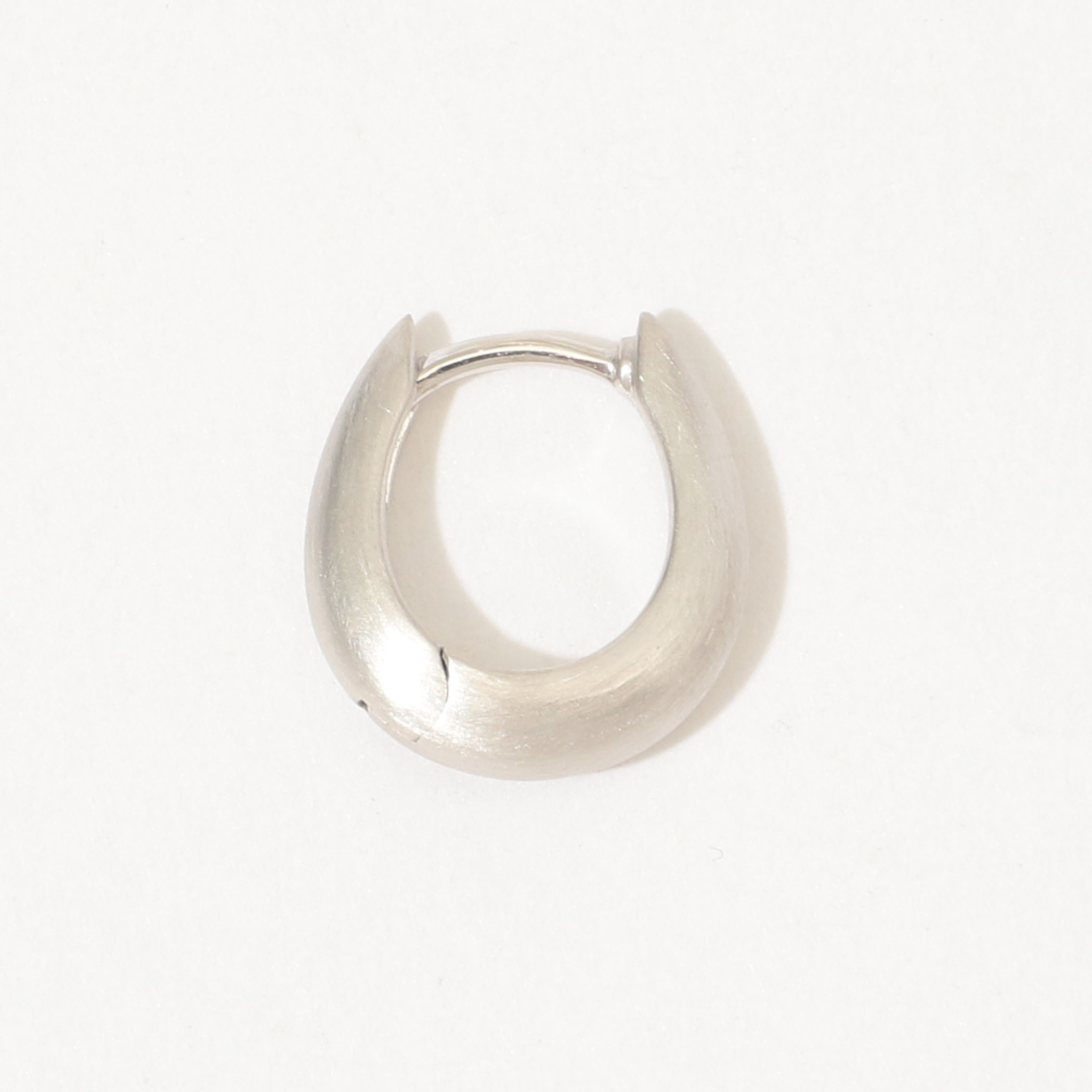 別注】TOM WOOD×TOMORROWLAND Liz Huggies Satin ピアス