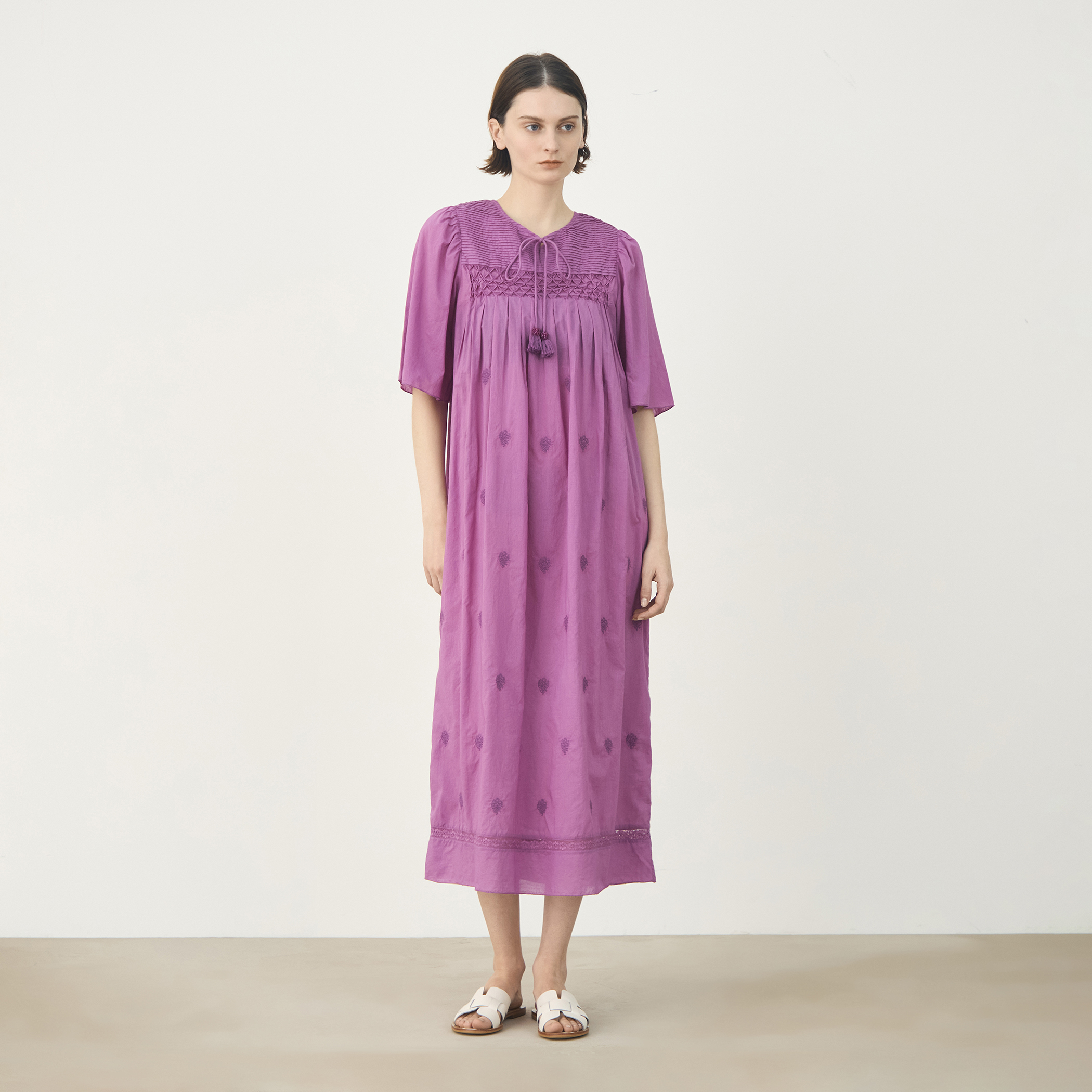 【未使用タグ付き】bonpointスモッキングワンピース　8A コットンボイルエンブロイダリー スモッキングワンピース