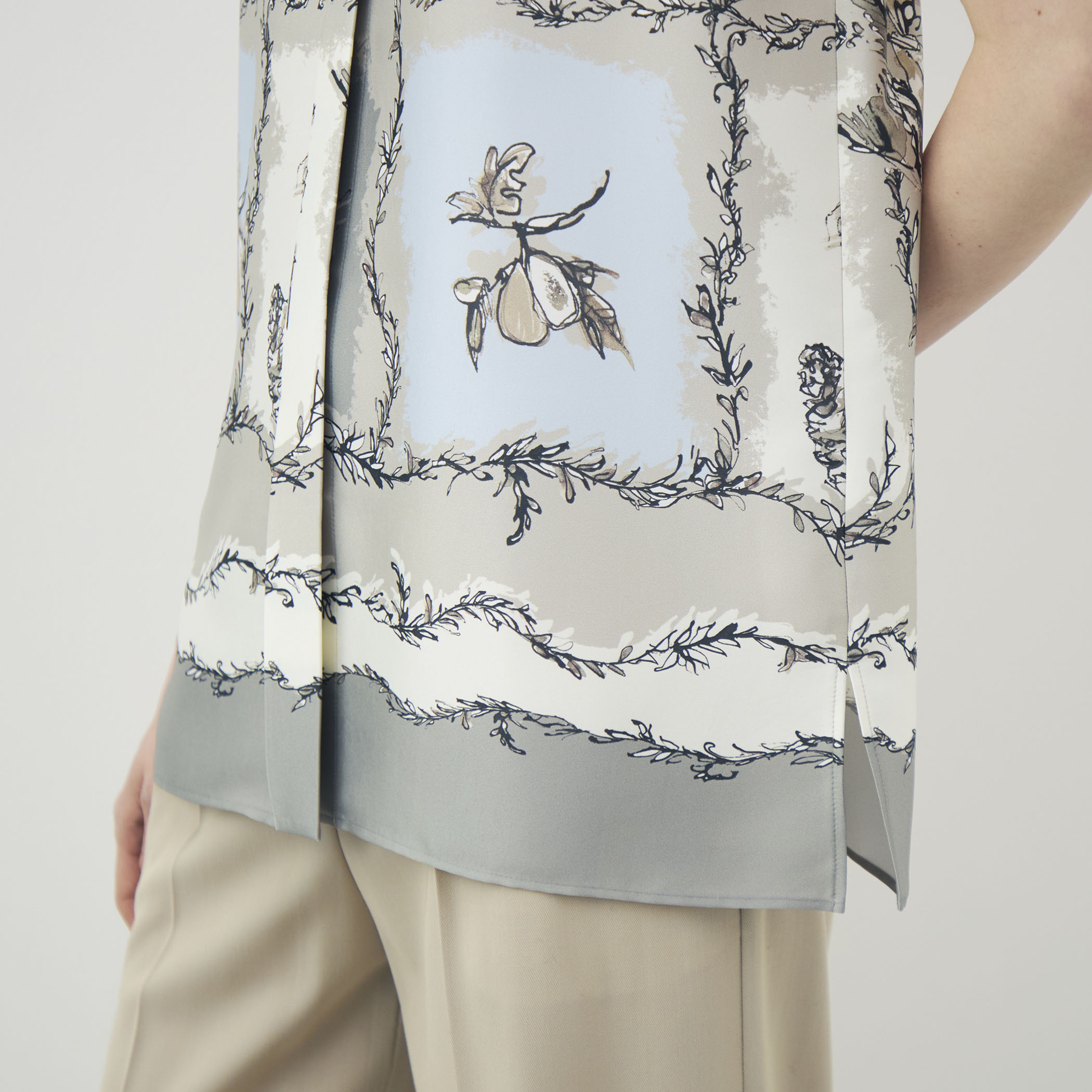 WEB先行予約】ローマプリント フレンチスリーブブラウス