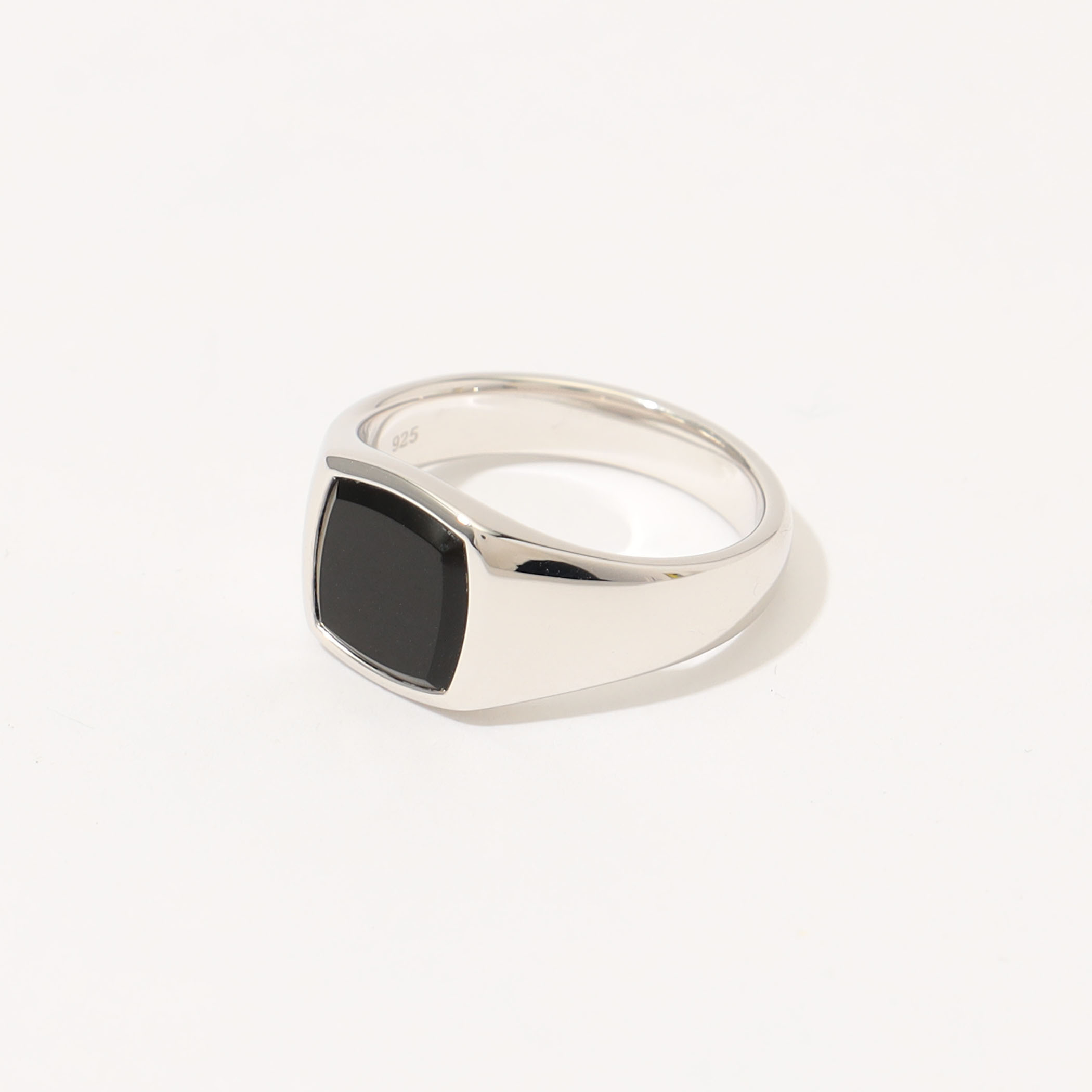 TOM WOOD Kay Ring Polished Onyx｜トゥモローランド 公式サイト