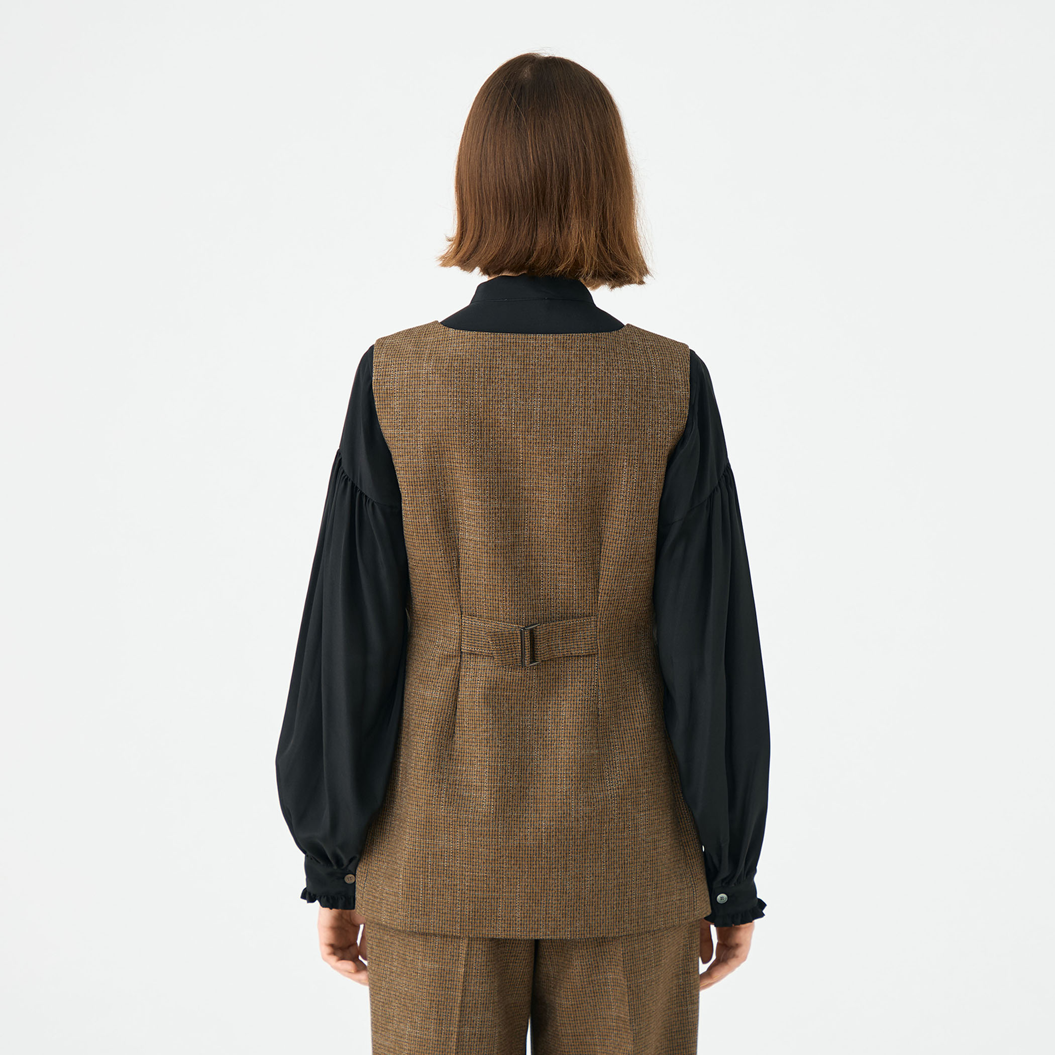 Tiffany スクエアネックジレ｜トゥモローランド 公式通販