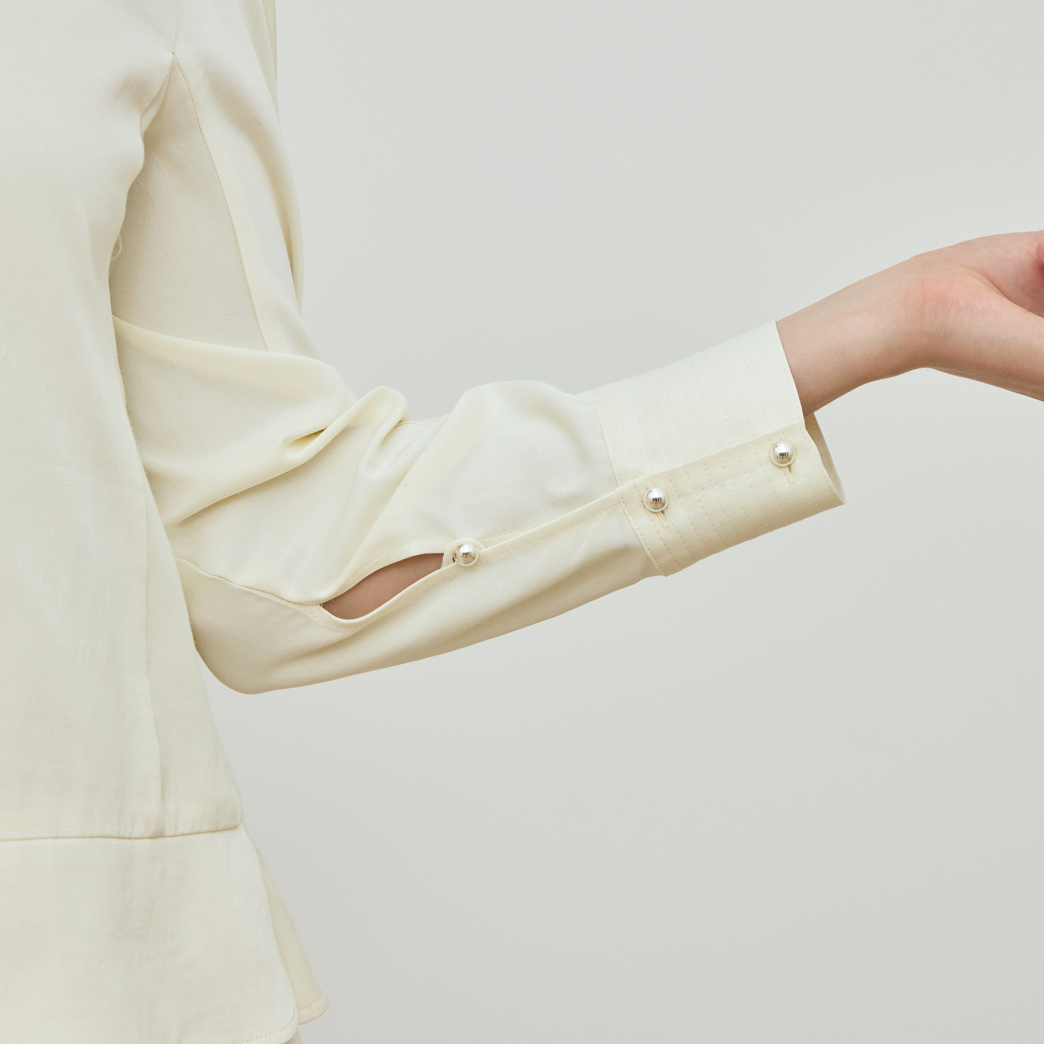 レーヨンウールサテン クルーネックプルオーバー｜トゥモローランド