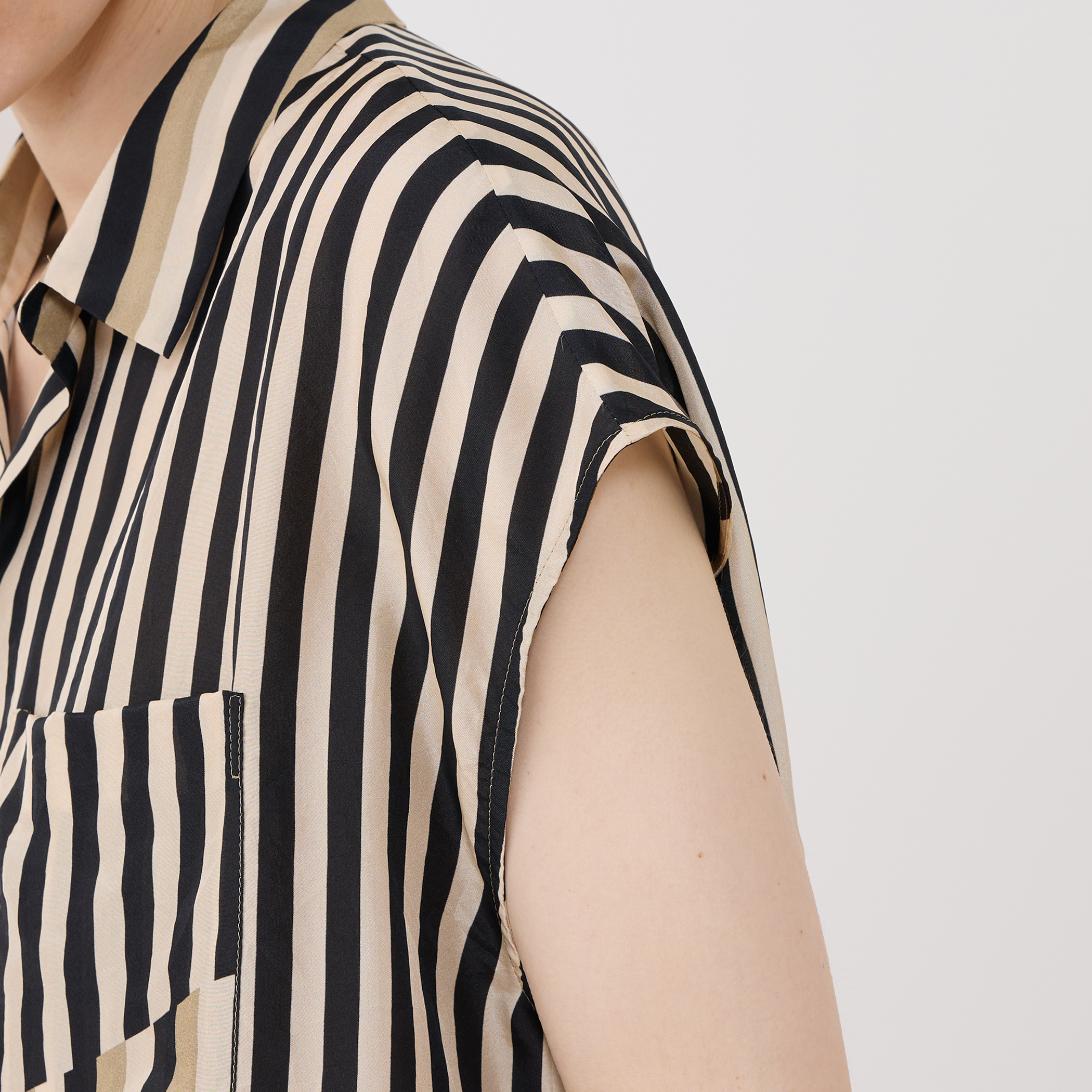 シルクハブタエストライププリント アシンメトリーヘムシャツ