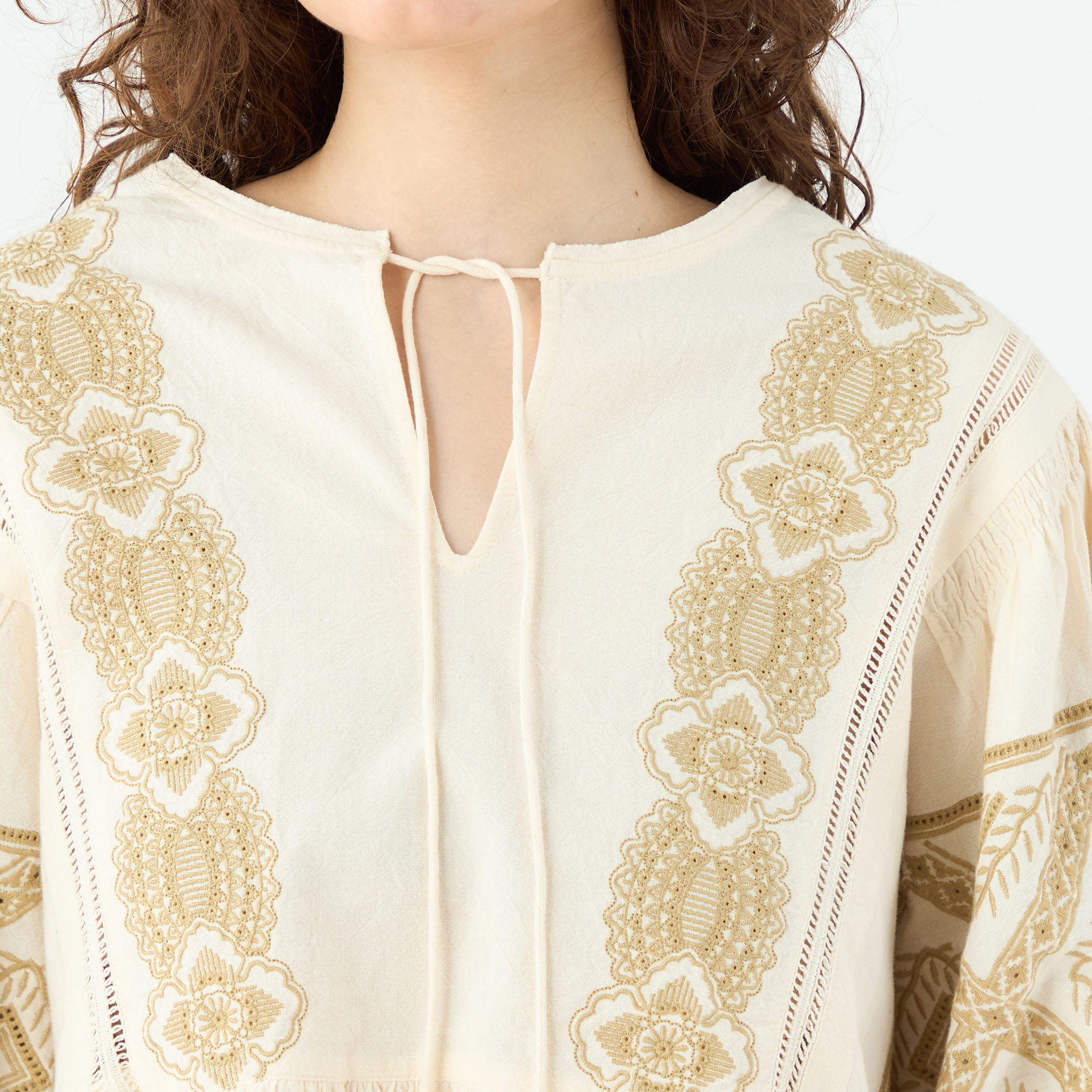 コットンエンブロイダリー ボリュームスリーブブラウス
