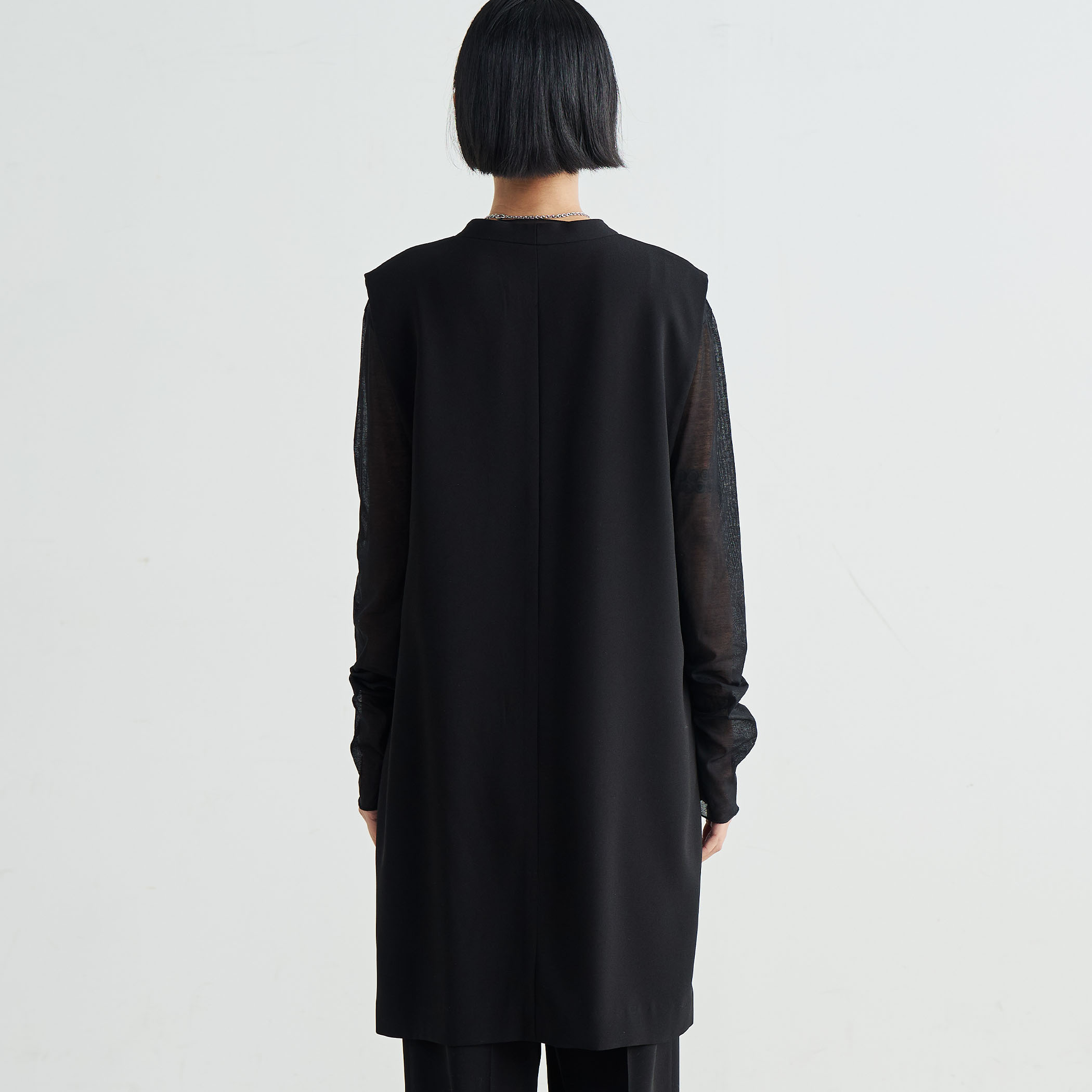 バックサテンジョーゼット Vネックジレ｜トゥモローランド 公式通販