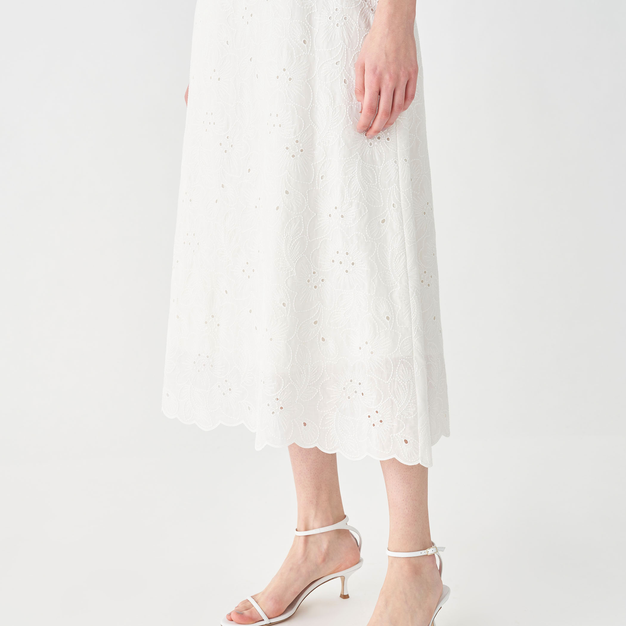 【フォロワー&リピーター商品】ホワイトフレア定価➕手数料➕送料だけで販売します。 ボイルフラワーエンブロイダリー セミフレアスカート