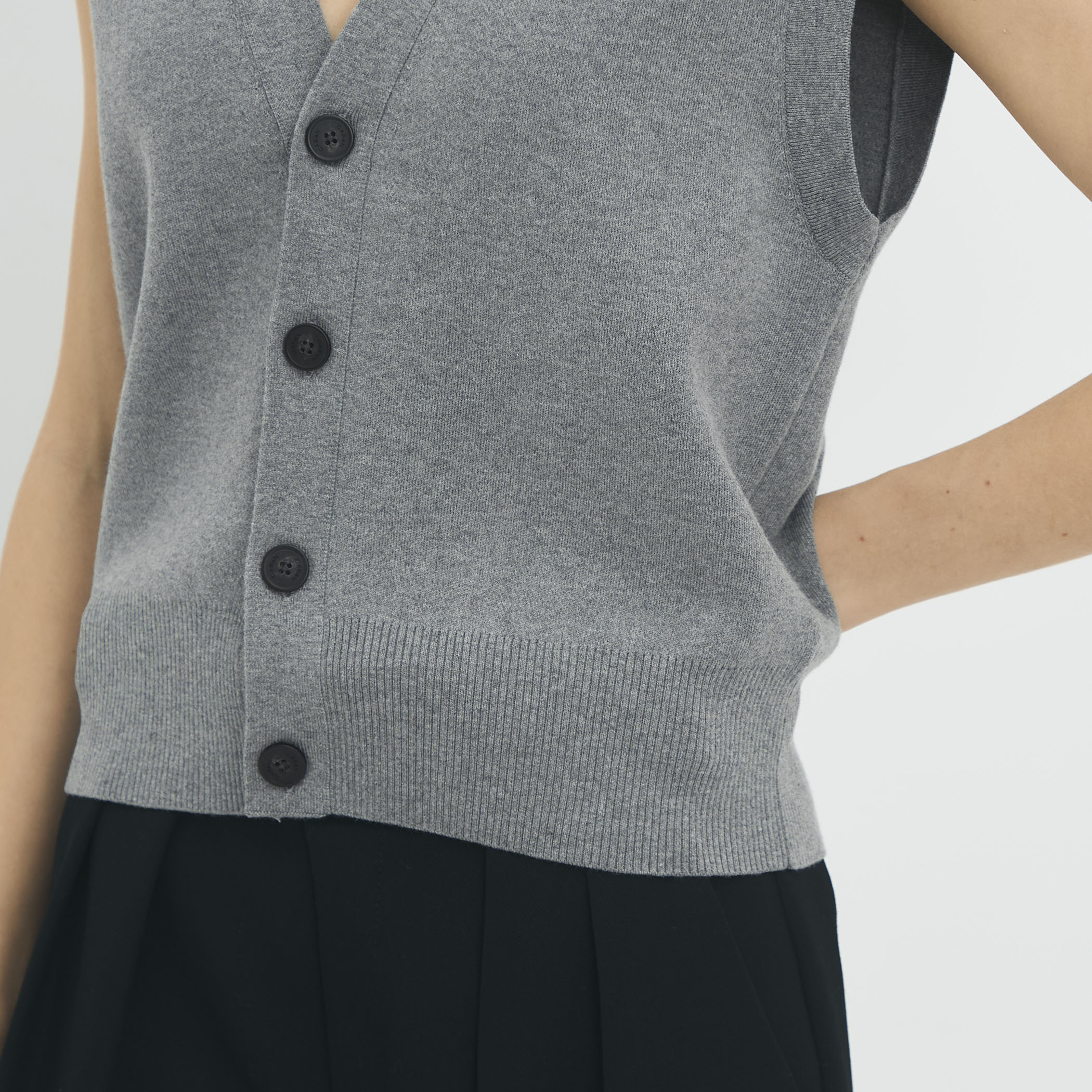コットンカシミヤ Vネックドロップショルダーベスト｜トゥモローランド