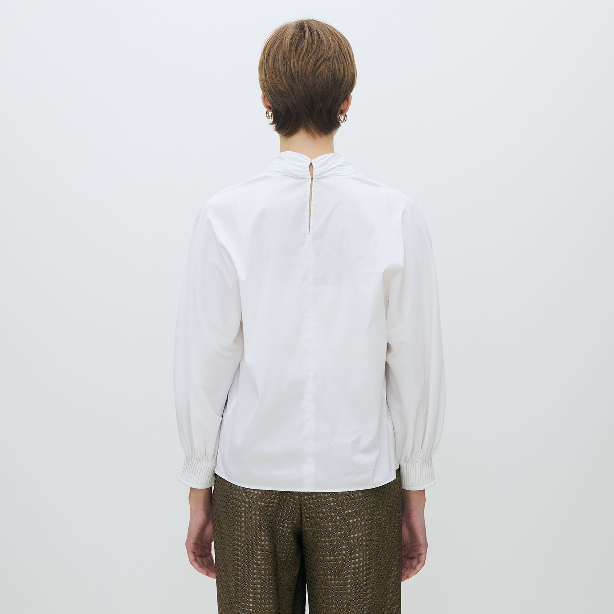 新品未使用　THETOE ポルトパフブラウス　ホワイト THETOE ポルトパフブラウス ホワイト THETOE ポルトパフブラウス