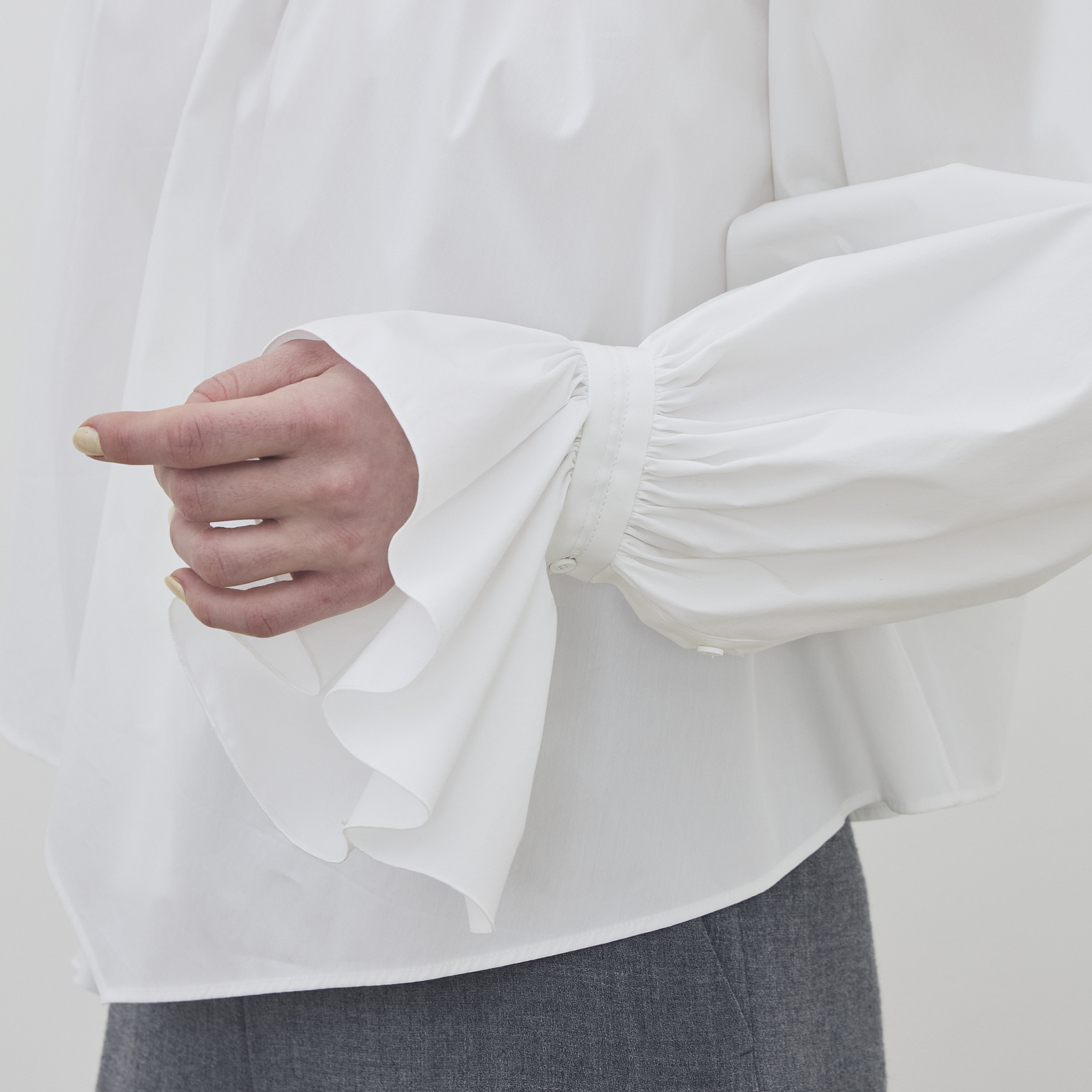 WEB先行予約】コットンストレッチポプリン ハイネックギャザーブラウス