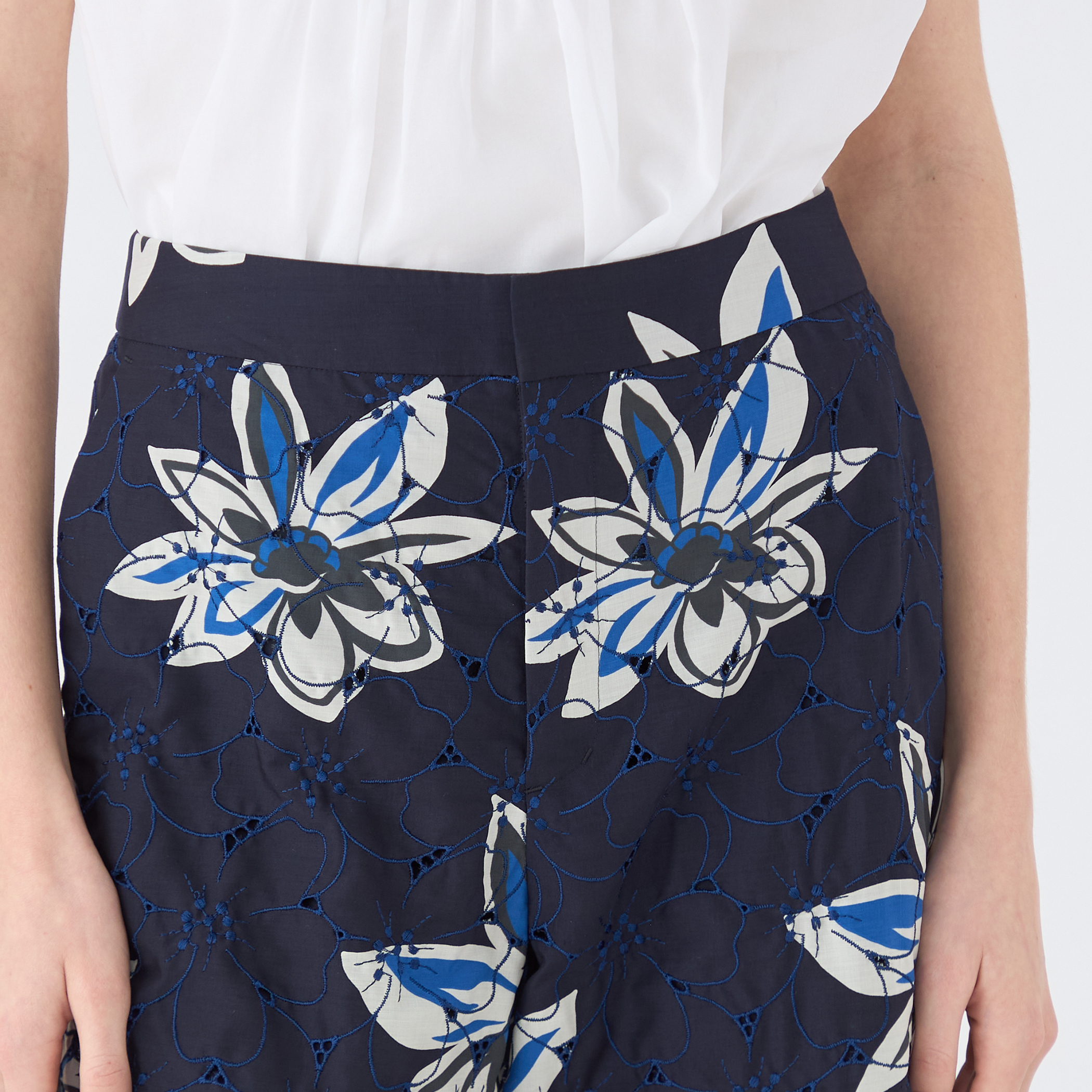 アイレットプルメリア ワイドストレートパンツ