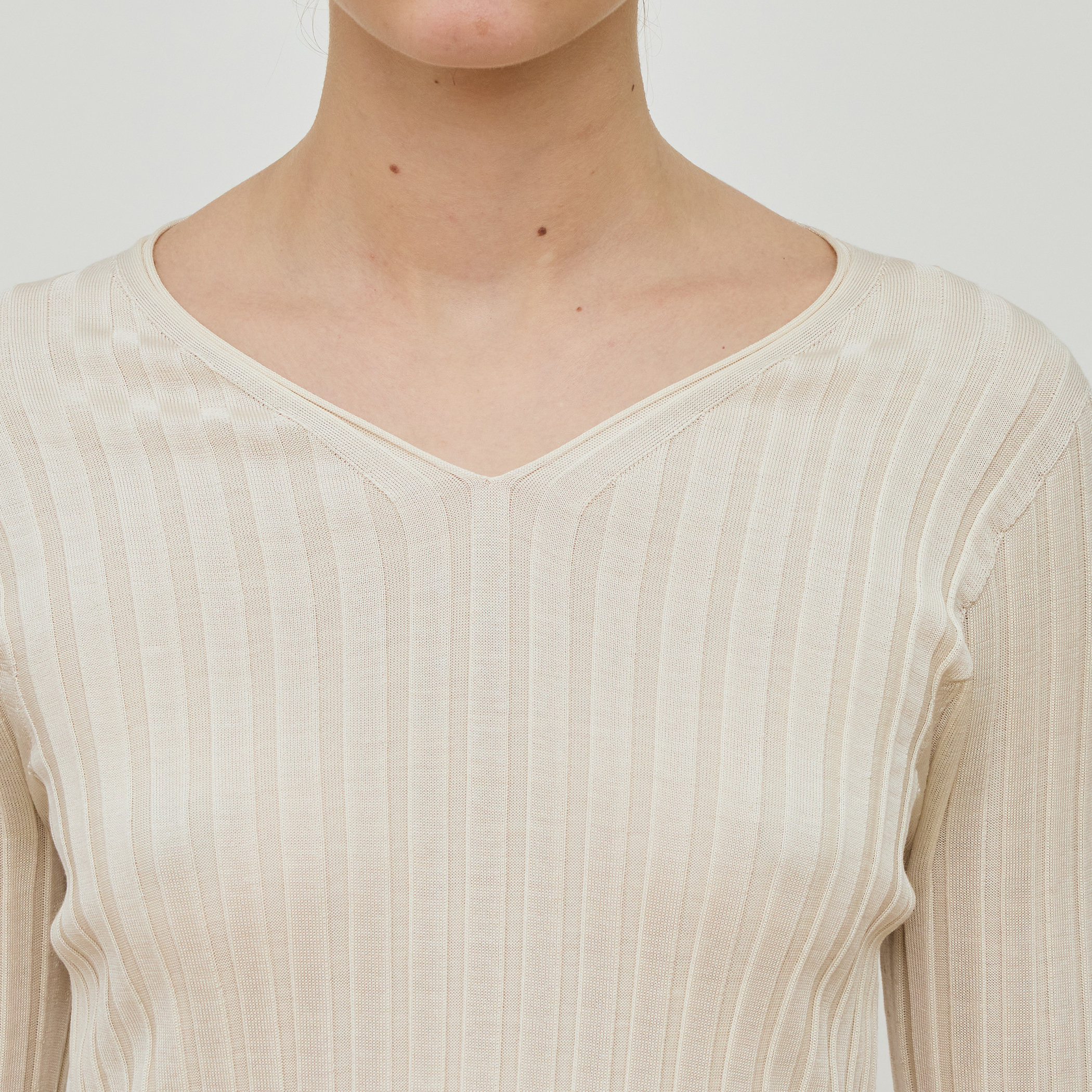 ドメスティックスパンシルク Vネックプルオーバー｜トゥモローランド