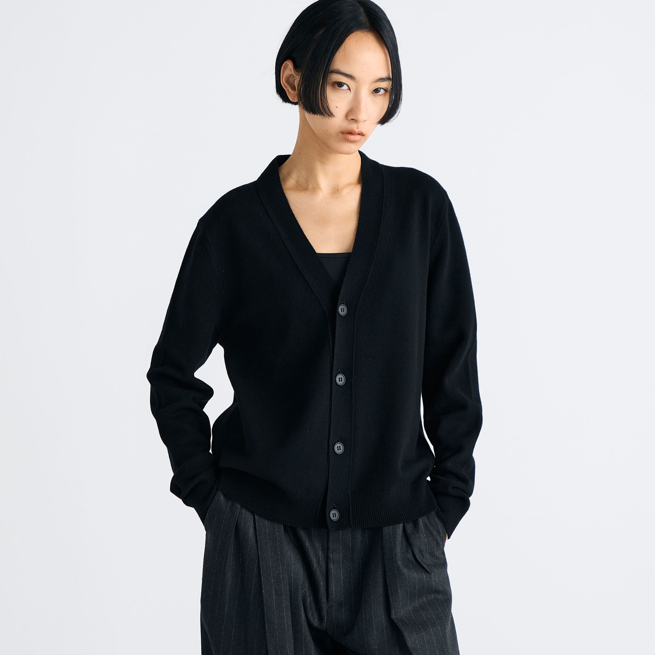 エクストラファインウール Vネックカーディガン｜トゥモローランド