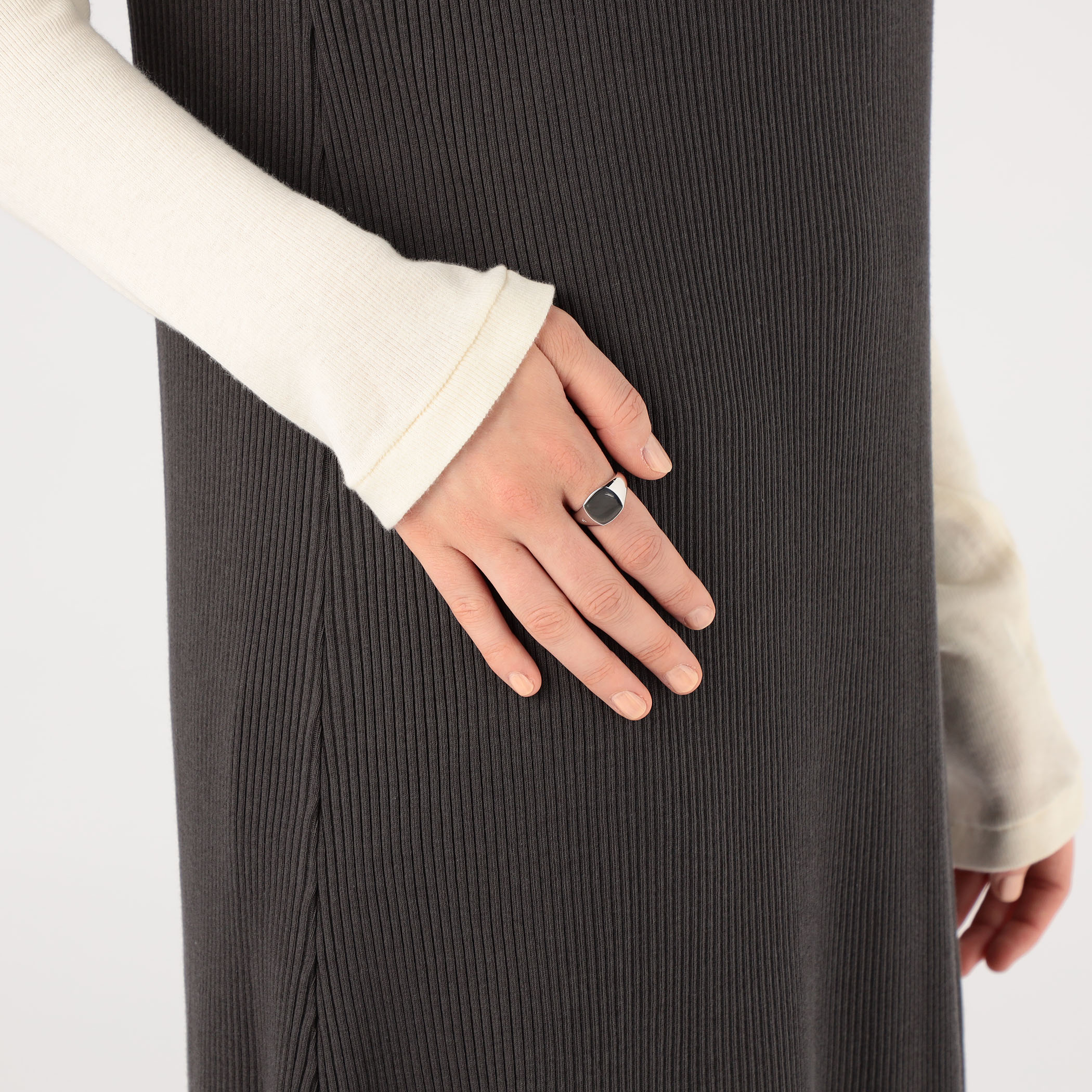 国内発送 Tom Wood Kay リング Kay Ring Polished Onyx - Tom Wood Project Official Online Store